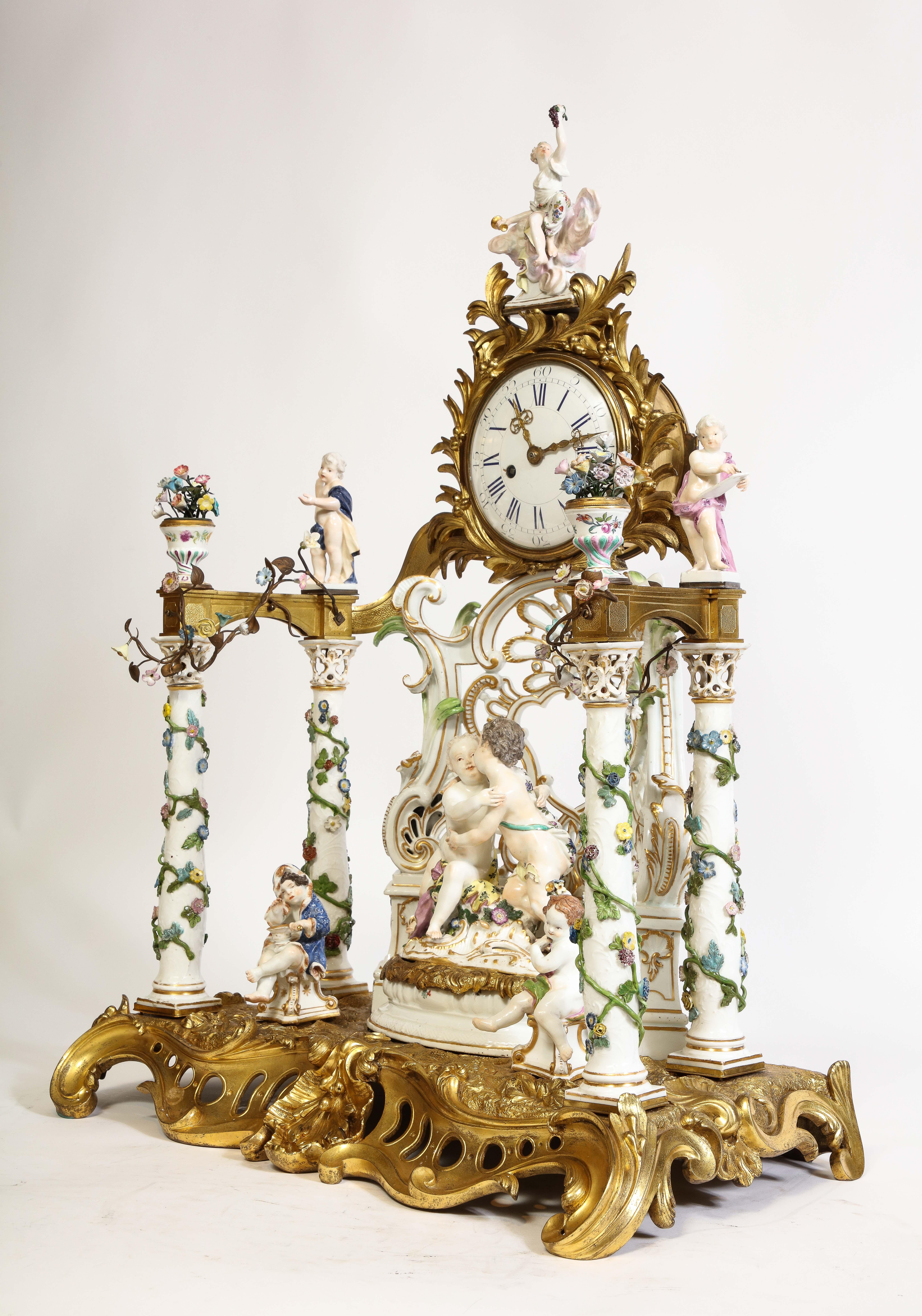 Allemand Très grand et rare ensemble d'horloge et de chandelier en porcelaine de Meissen (3 pièces) en vente