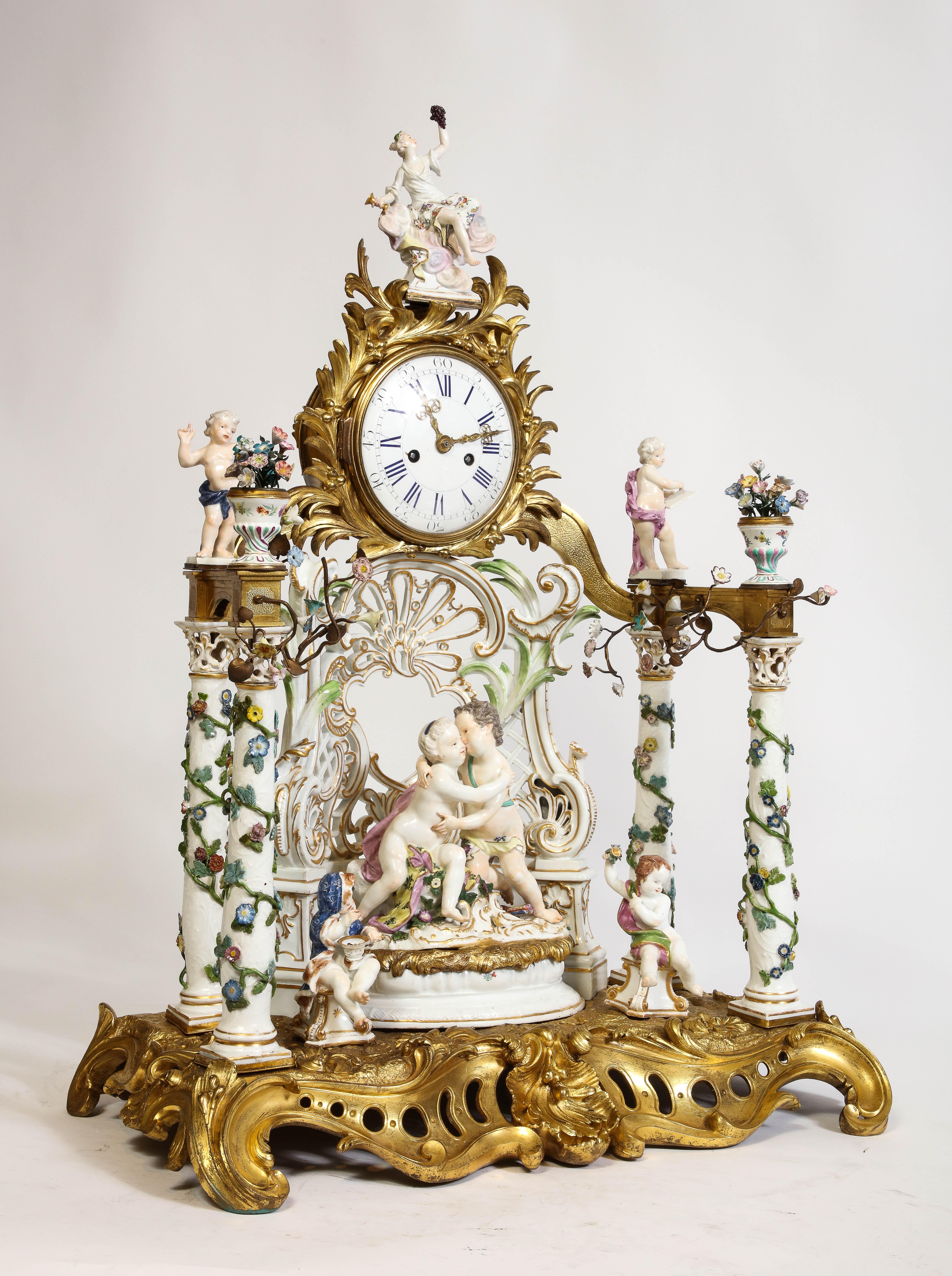 Sculpté à la main Très grand et rare ensemble d'horloge et de chandelier en porcelaine de Meissen (3 pièces) en vente