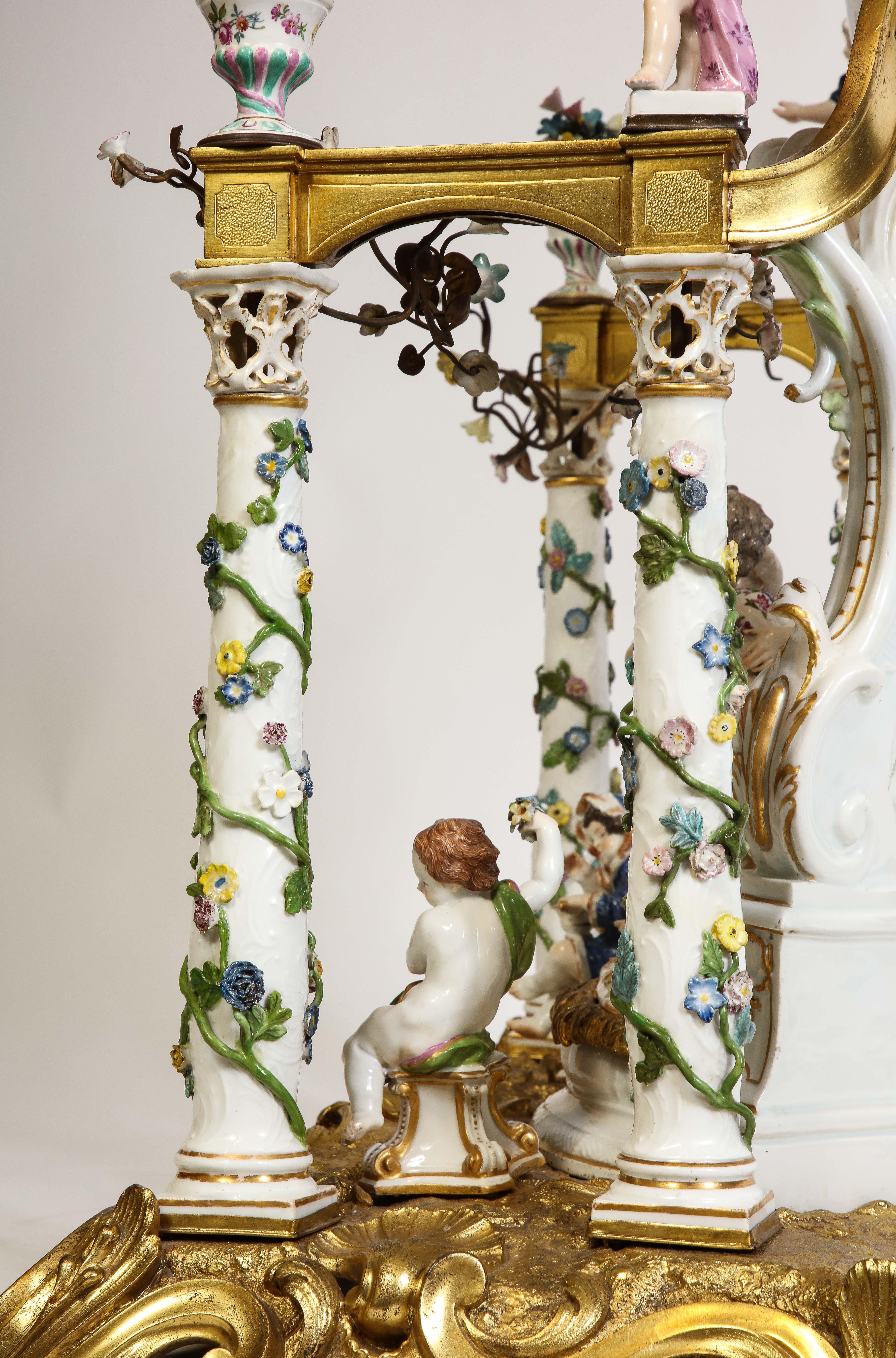 Bronze Très grand et rare ensemble d'horloge et de chandelier en porcelaine de Meissen (3 pièces) en vente