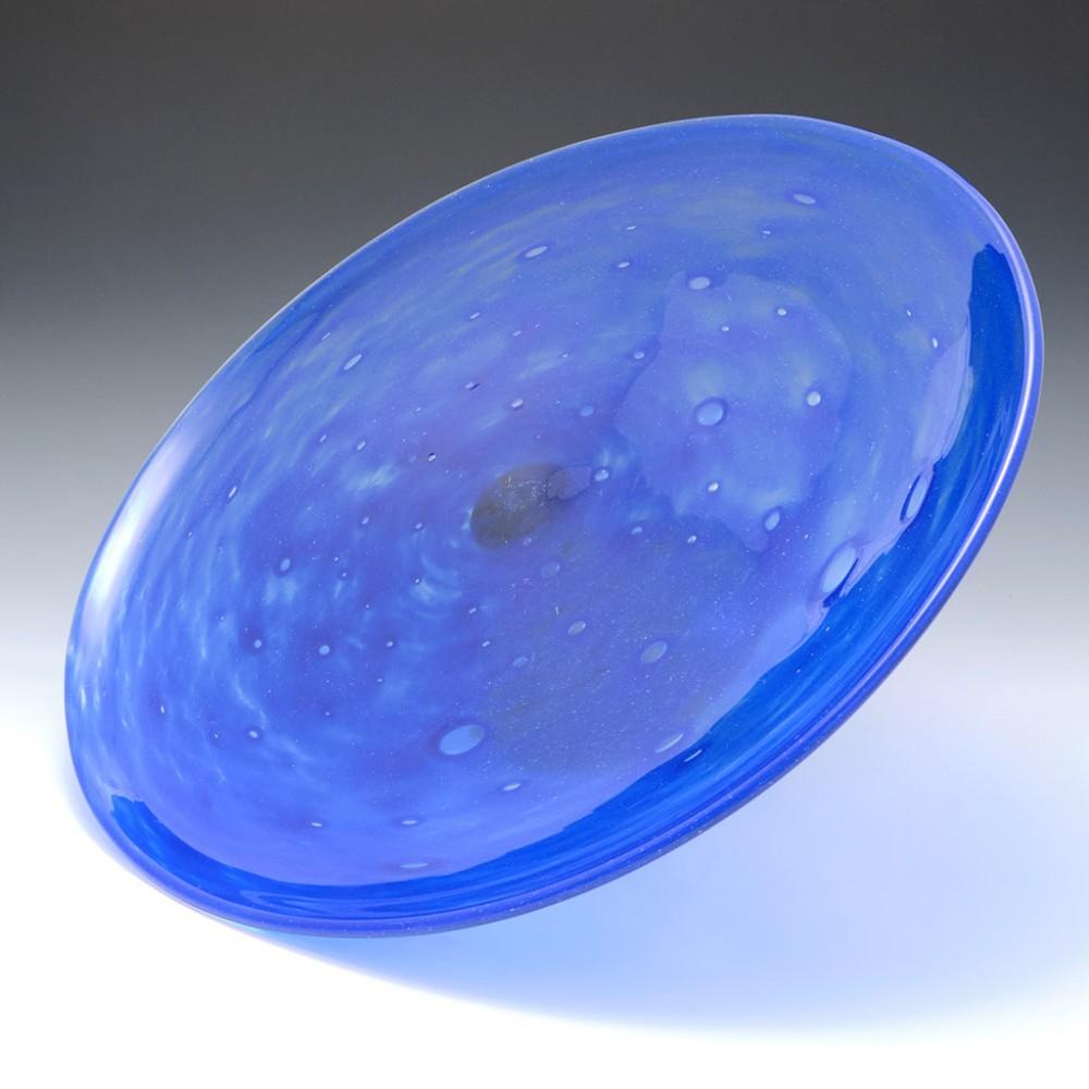 Très grande tazza de Schneider, 1925-30

L'extraordinaire bleu marine profond n'est pas une couleur que l'on trouve habituellement dans les objets en verre. Les Schneider ont employé leur propre chimiste à plein temps pour développer de nouvelles