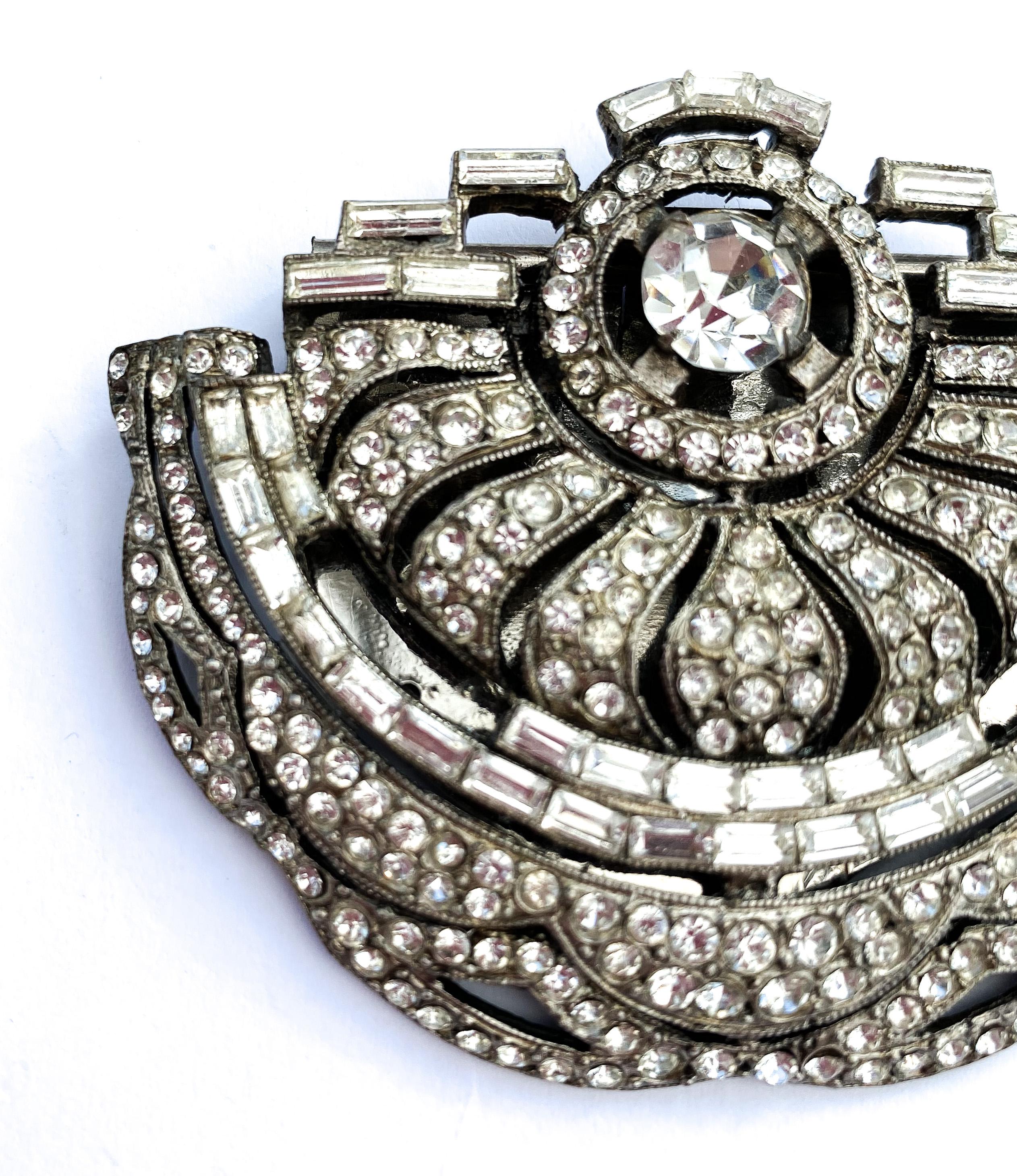 A very stylish jewel, high high Art Deco in the French floral style and manufacture.
This is a clip fitting, bold and strong, that would clip onto a clutch bag, a lapel, or on the edging of a low cut dress, front or back, a jewel of many and diverse