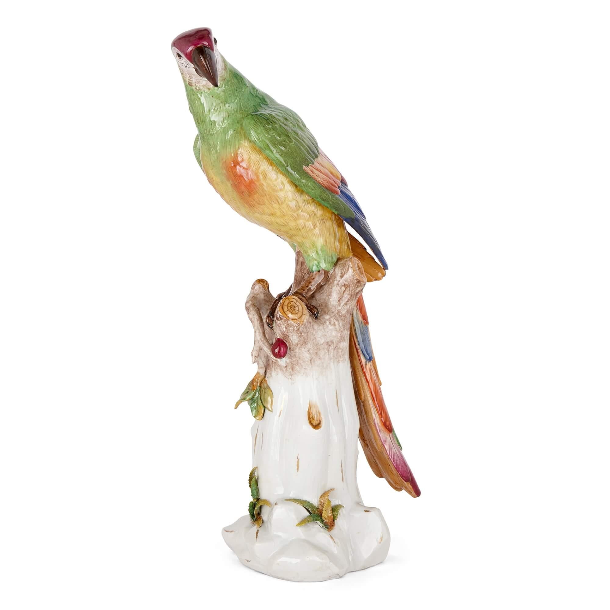 Moderne Une très grande sculpture en porcelaine Volkstedt représentant un perroquet en vente