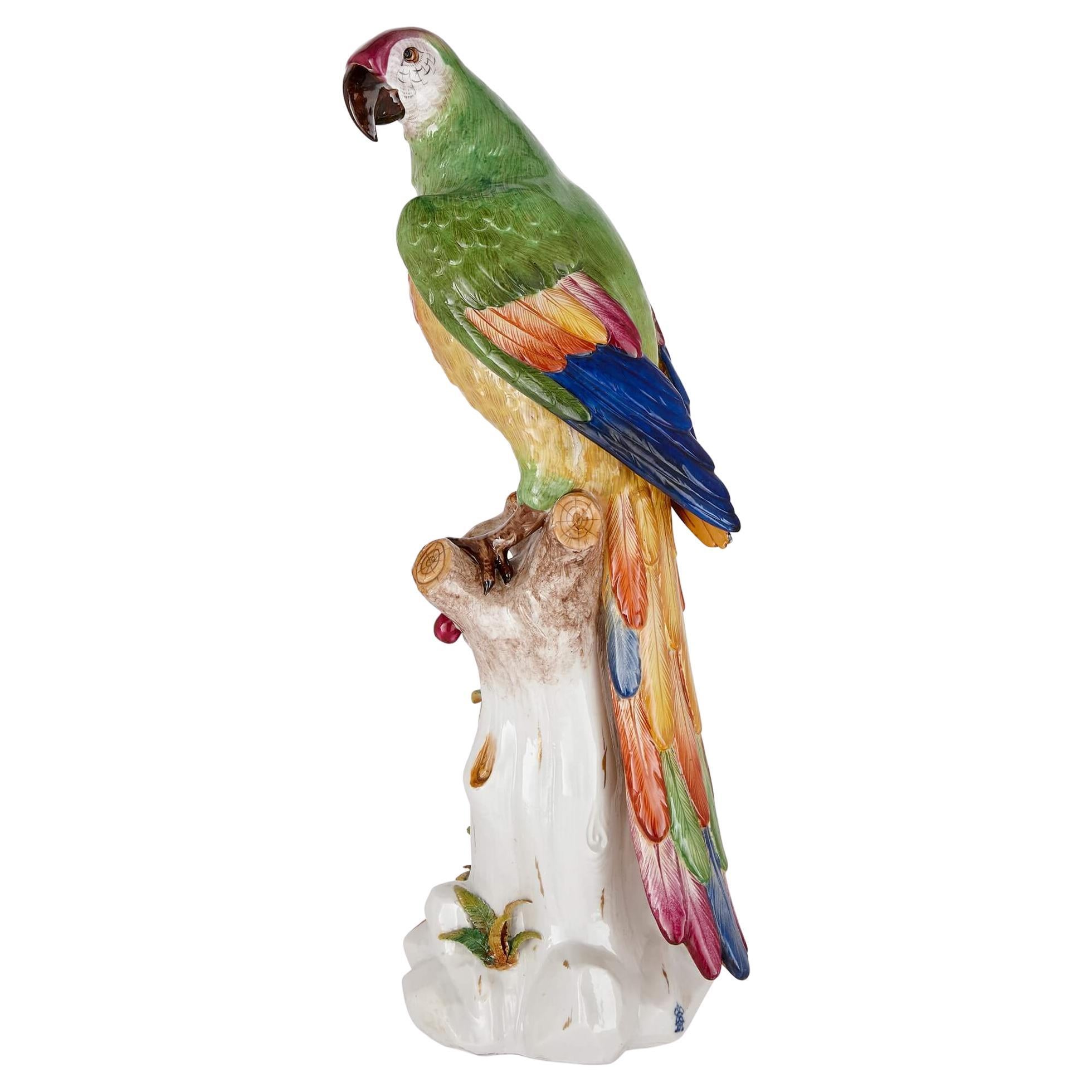 Une très grande sculpture en porcelaine Volkstedt représentant un perroquet en vente