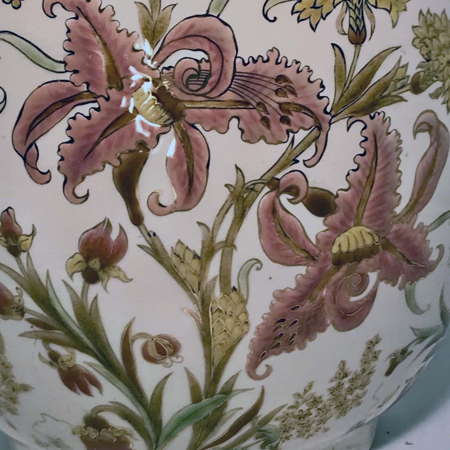 Very Large Zsolnay Ceramic Jardiniere In Good Condition For Sale In Montreal, QC
