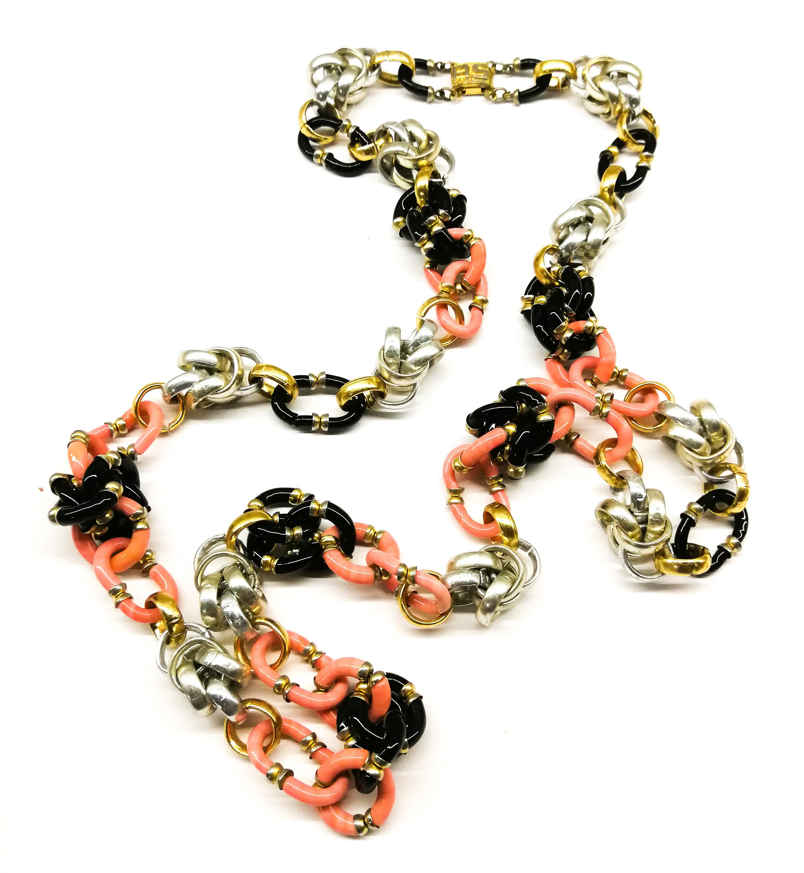 A very wearable and iconic design, made for Chanel by Archimede Seguso during the 1970s. With a very unusual colour combination, the necklace combines both metal and glass elements ('knots' and 'loops'), mixing a soft salmon pink and jet black, with