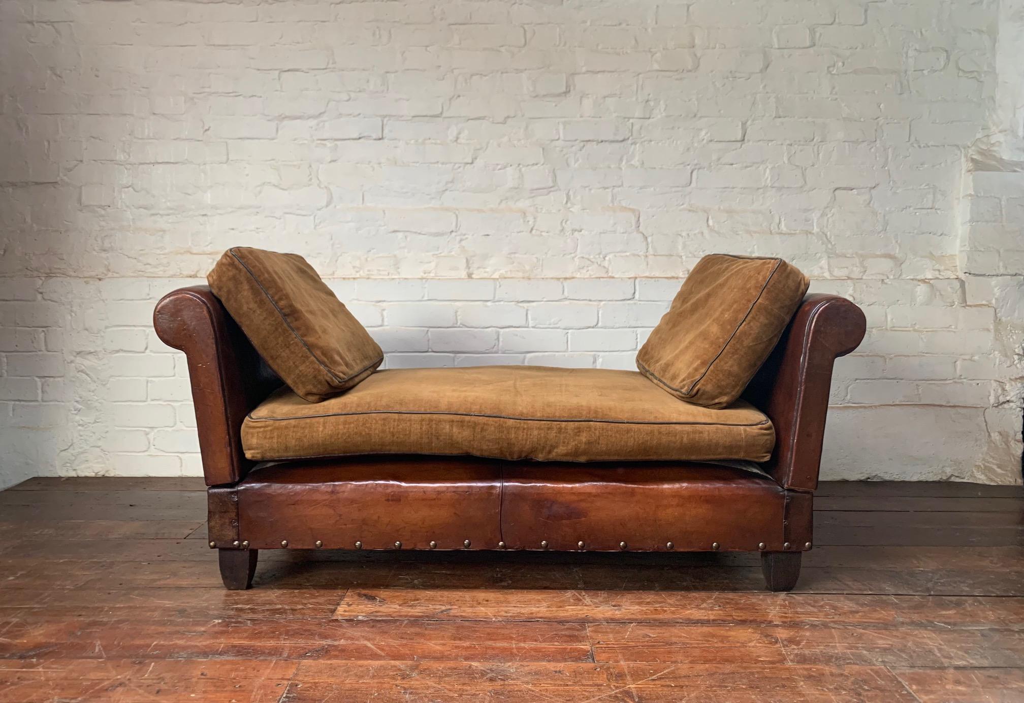 A Very Lovely, Double-Drop Arm, French Leather Banquette circa 1930’s In Good Condition In Hastings, GB