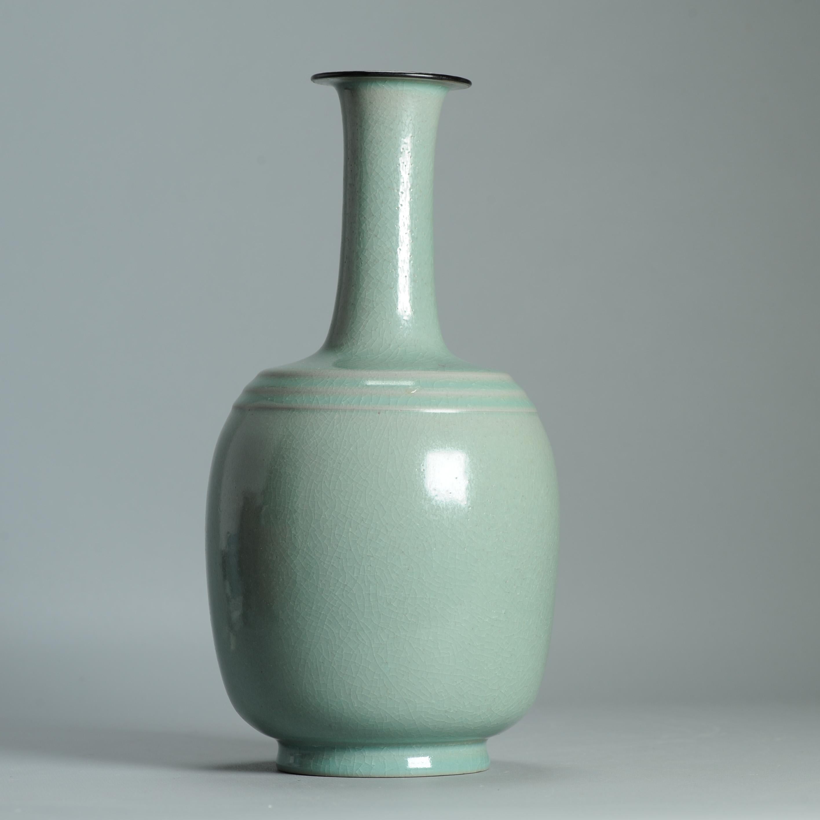 Un très joli vase du 21ème siècle en céladon avec une base marquée et des étiquettes. en vente 3
