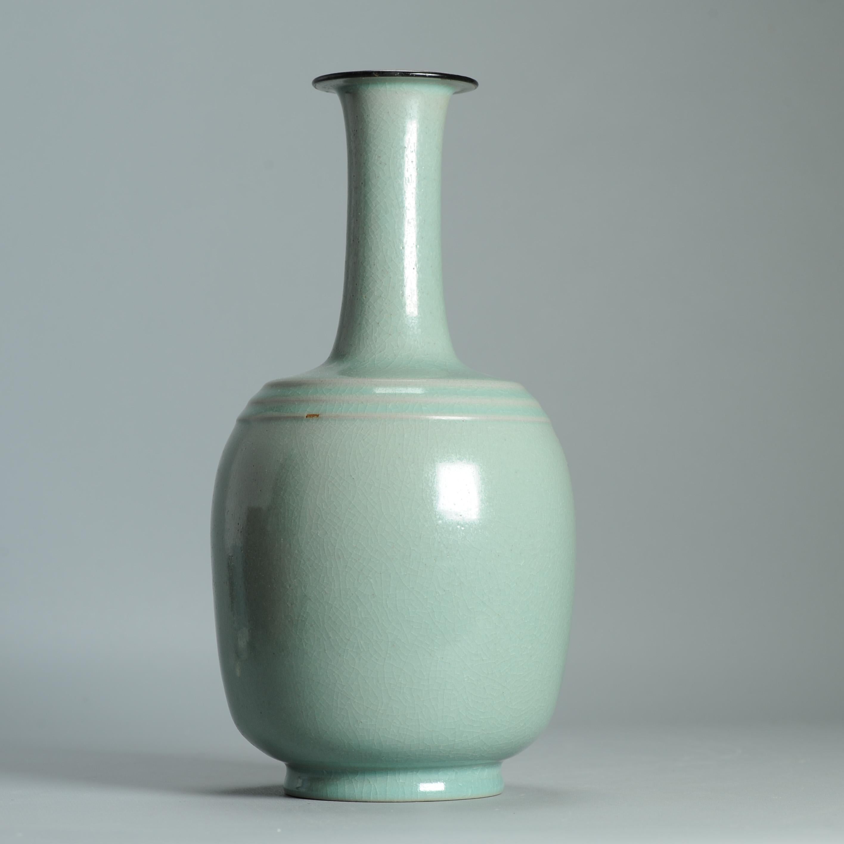 Un très joli vase du 21ème siècle en céladon avec une base marquée et des étiquettes. en vente 5