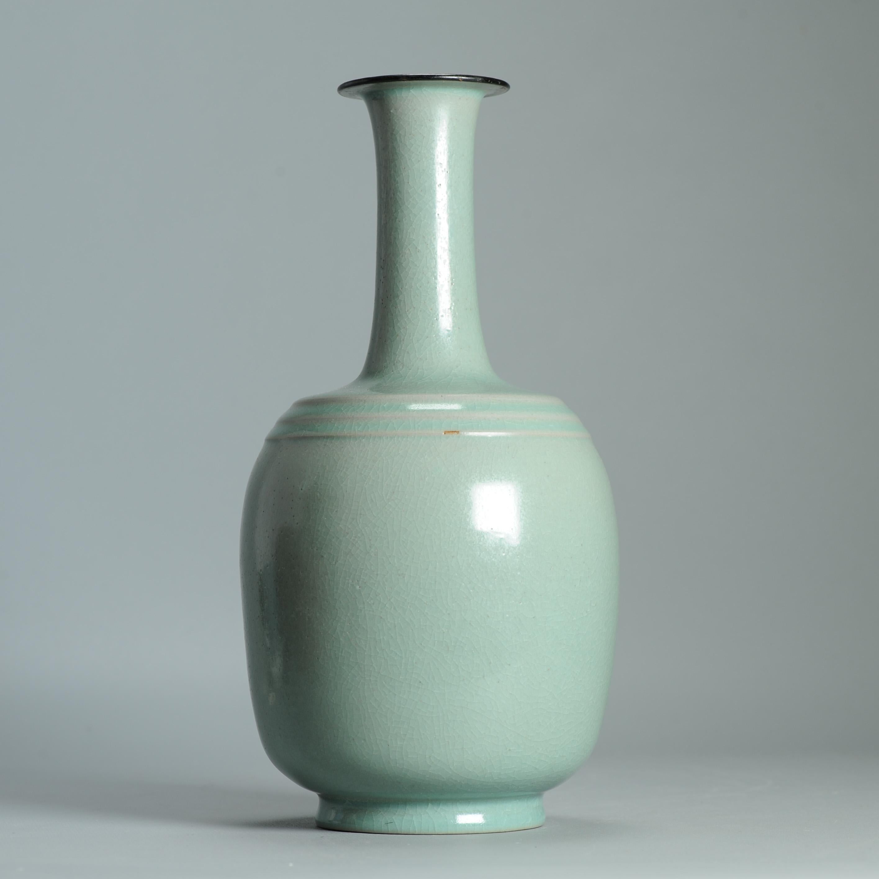 Un très joli vase du 21ème siècle en céladon avec une base marquée et des étiquettes. en vente 6