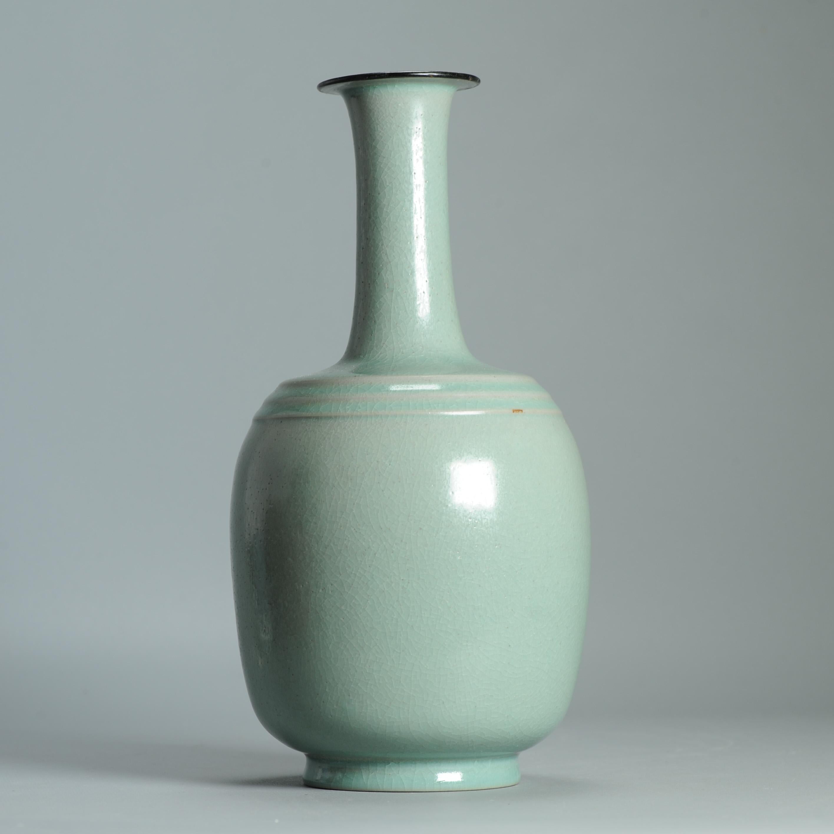 Un très joli vase du 21ème siècle en céladon avec une base marquée et des étiquettes. en vente 7