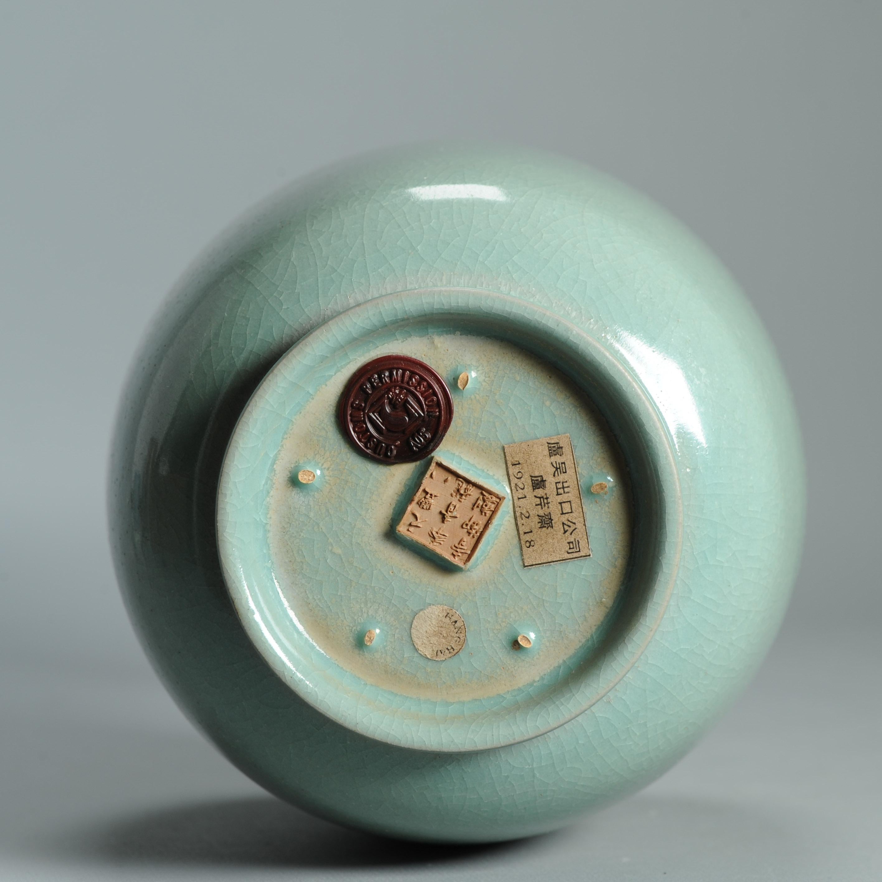 Un vase de très belle forme avec des marques de base et des labels. Son  du 20e siècle.


Condit
Parfait. Taille 280mm