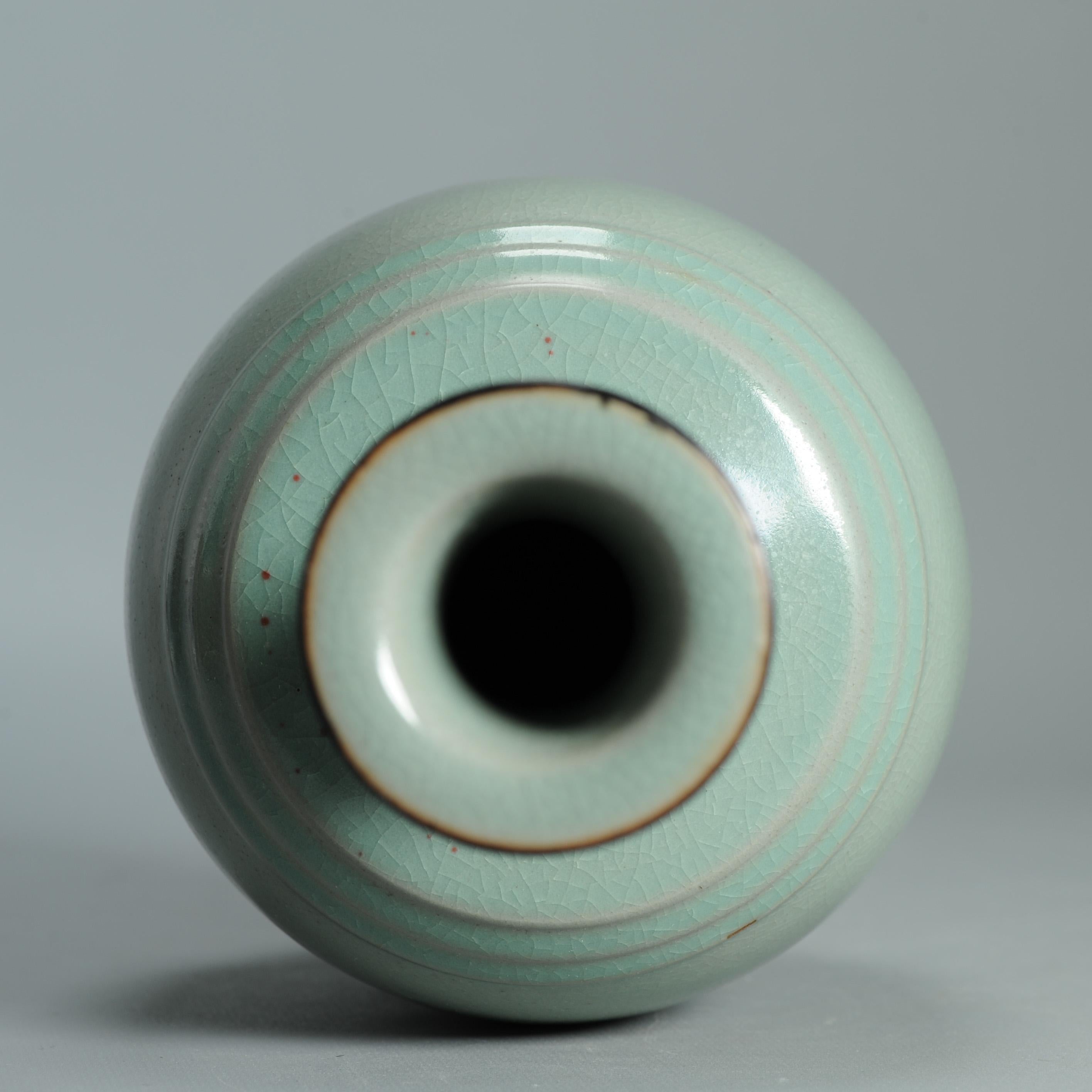 Qing Un très joli vase du 21ème siècle en céladon avec une base marquée et des étiquettes. en vente