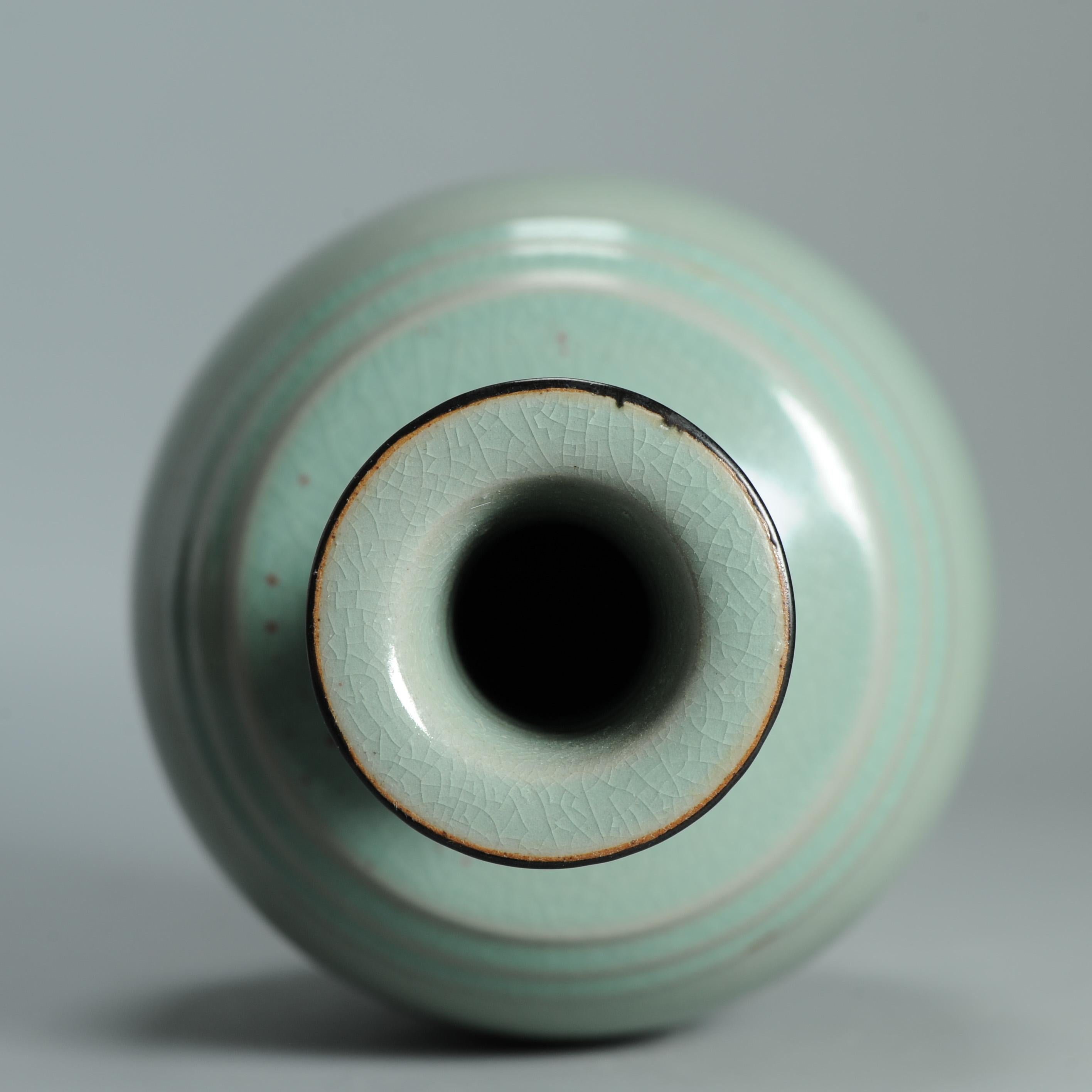 Chinois Un très joli vase du 21ème siècle en céladon avec une base marquée et des étiquettes. en vente