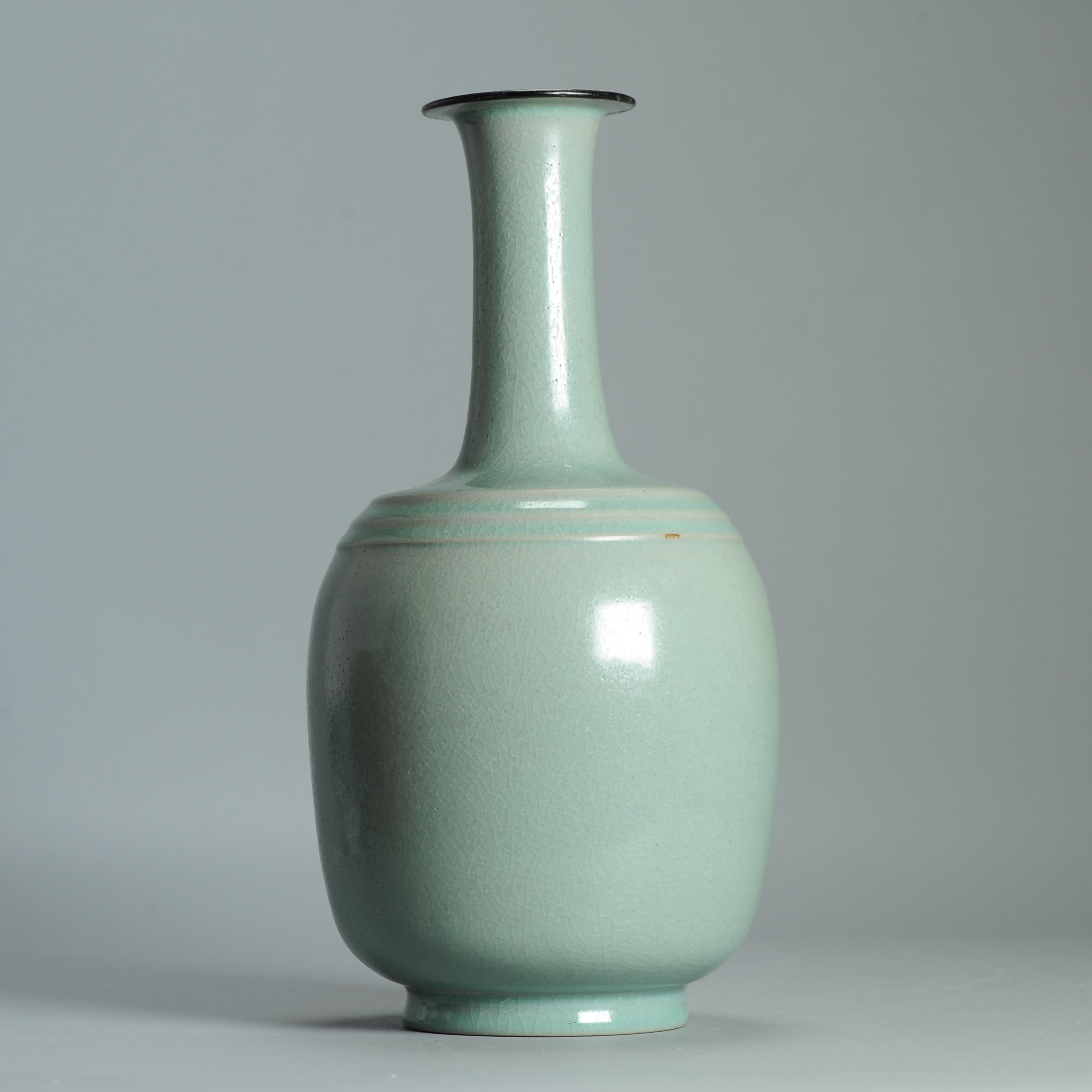 Un très joli vase du 21ème siècle en céladon avec une base marquée et des étiquettes. Excellent état - En vente à Amsterdam, Noord Holland