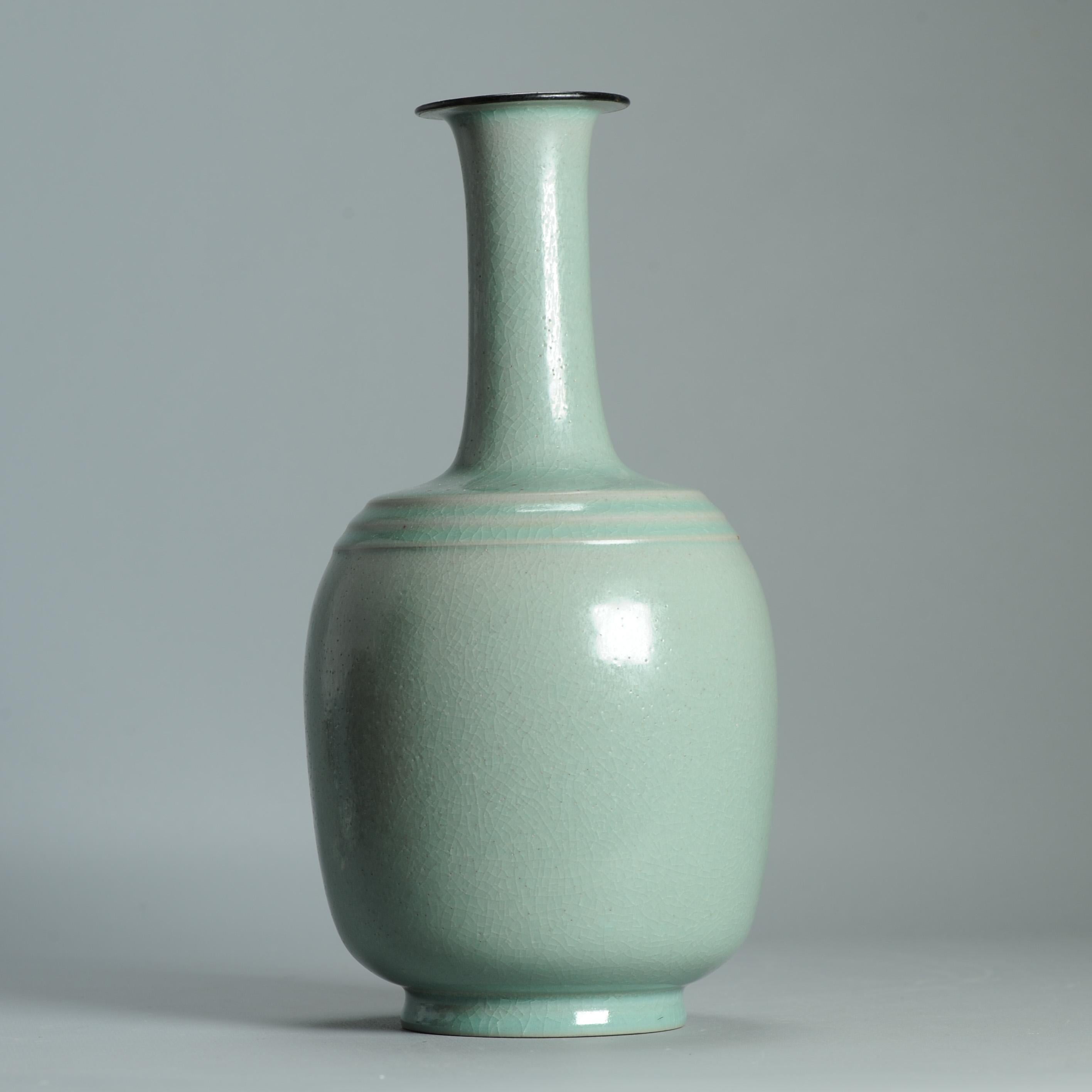 20ième siècle Un très joli vase du 21ème siècle en céladon avec une base marquée et des étiquettes. en vente