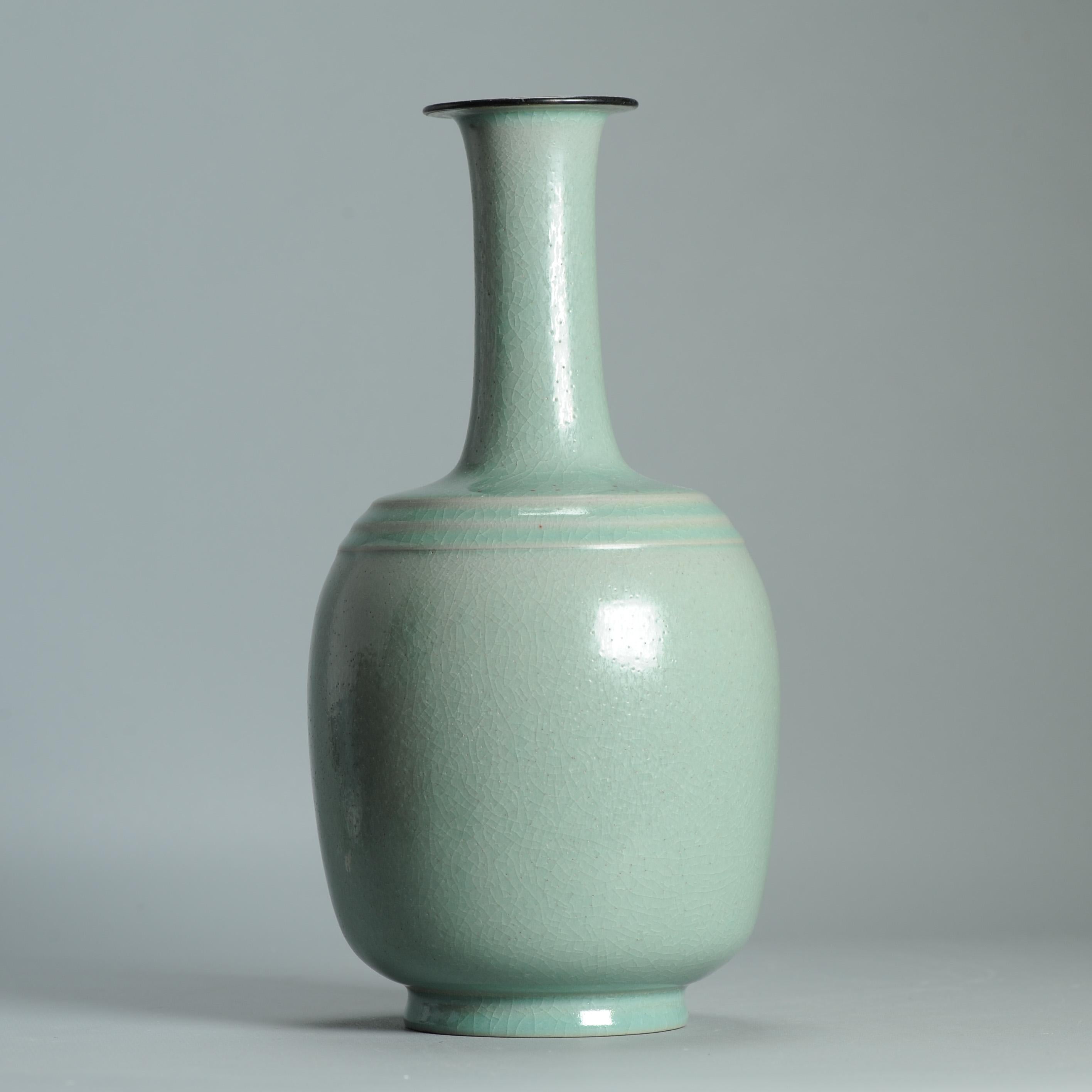 Porcelaine Un très joli vase du 21ème siècle en céladon avec une base marquée et des étiquettes. en vente