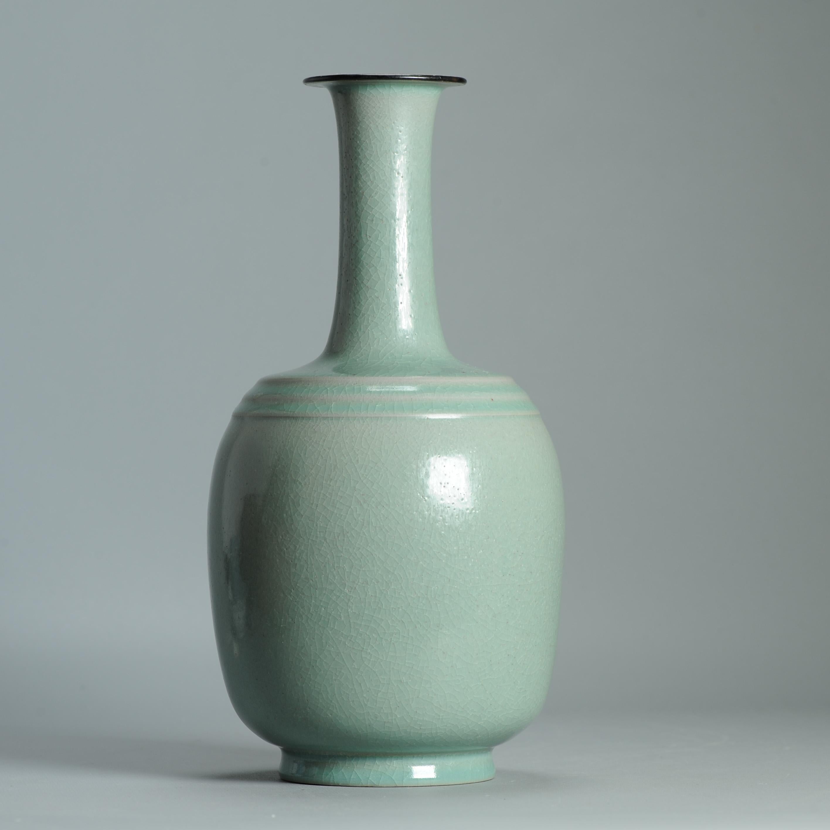 Un très joli vase du 21ème siècle en céladon avec une base marquée et des étiquettes. en vente 1
