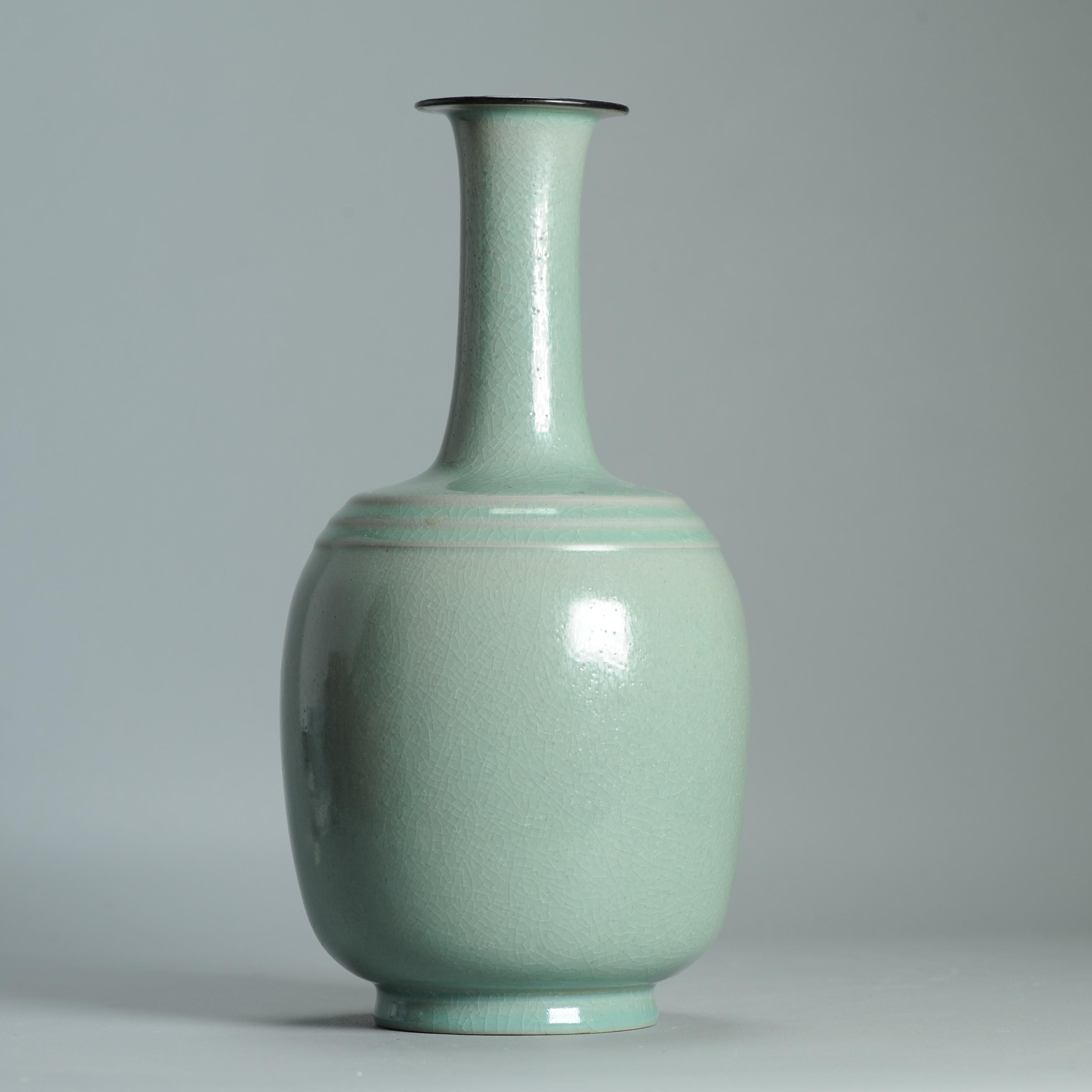 Un très joli vase du 21ème siècle en céladon avec une base marquée et des étiquettes. en vente 2