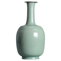 Un très joli vase du 21ème siècle en céladon avec une base marquée et des étiquettes.