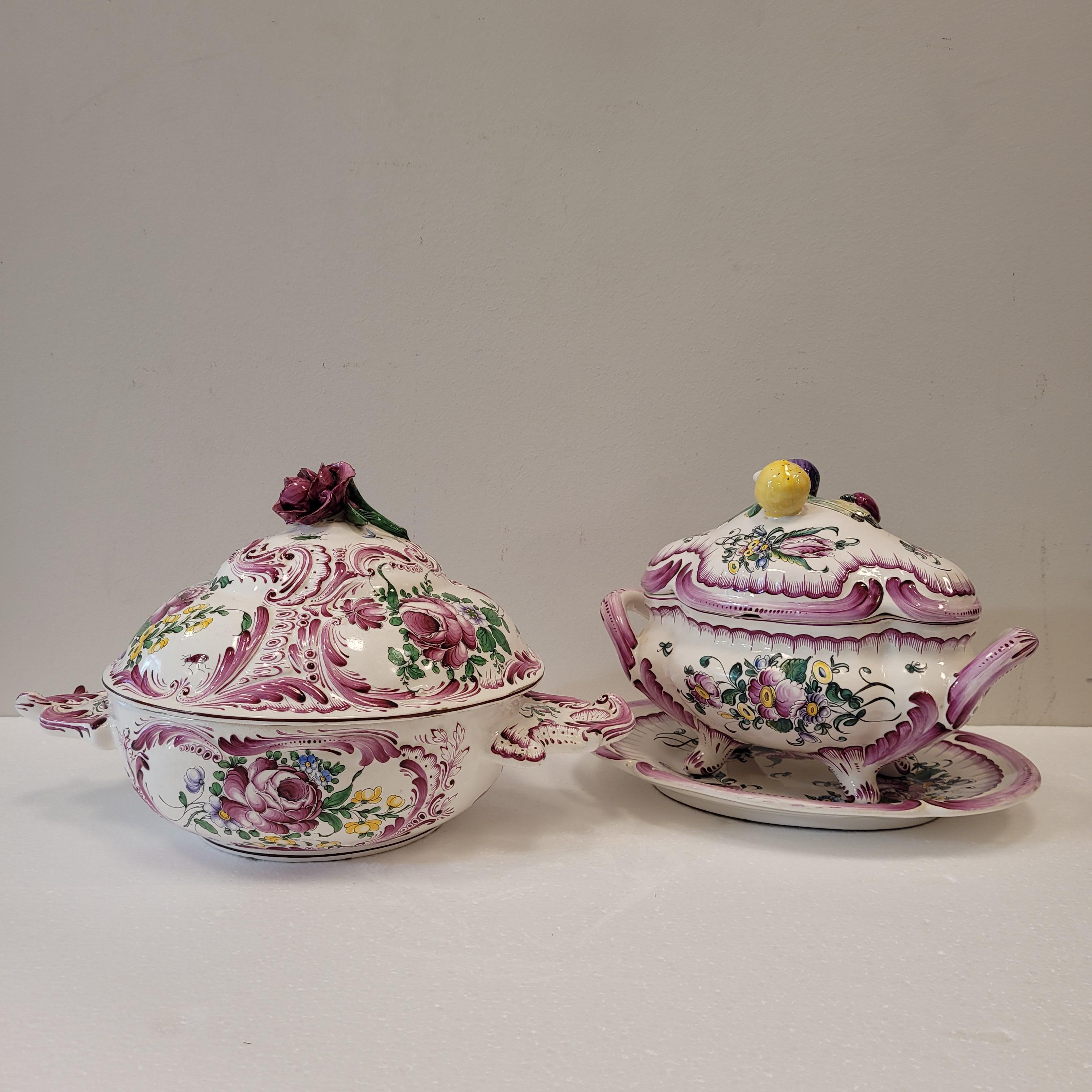 Sopera muy bonita de loza francesa pintada a mano con tapa

Preciosa sopera con tapa en Faince o Mayólica francesa, pintada a mano, fabricación Luneville Strasburg, siguiendo modelos del siglo XVIII.
SXX, años 60, decoración floral con cartelas de