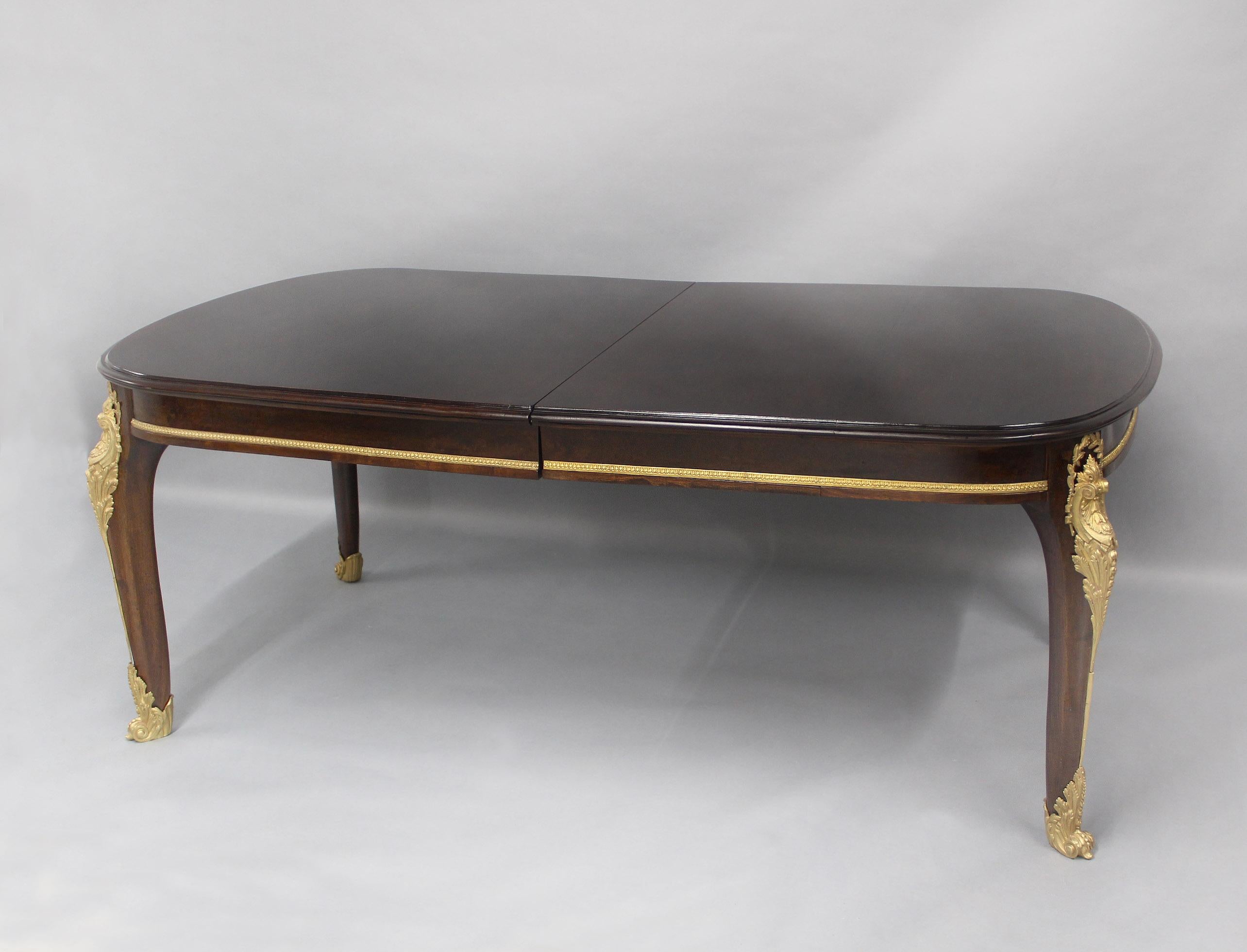 Un bellissimo tavolo da colazione/pranzo in stile Luigi XV montato in bronzo dorato della fine del XIX secolo

Articolo # 6492

Il tavolo è arrotondato alle estremità, le gambe con belle montature in bronzo con disegno ad acanto che scendono fino a
