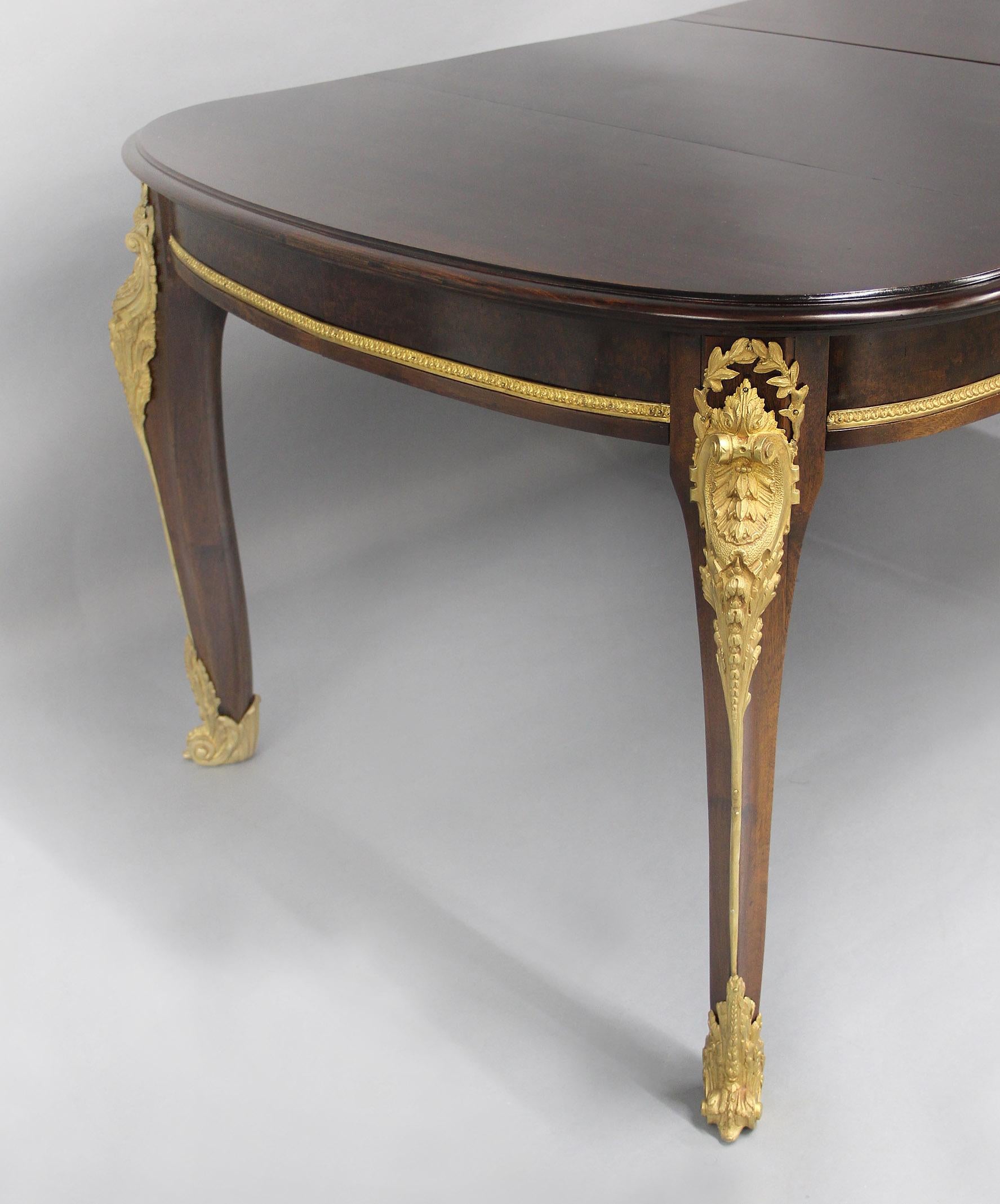 Francese Un bellissimo tavolo da colazione/pranzo con montatura in bronzo dorato della fine del XIX secolo in vendita
