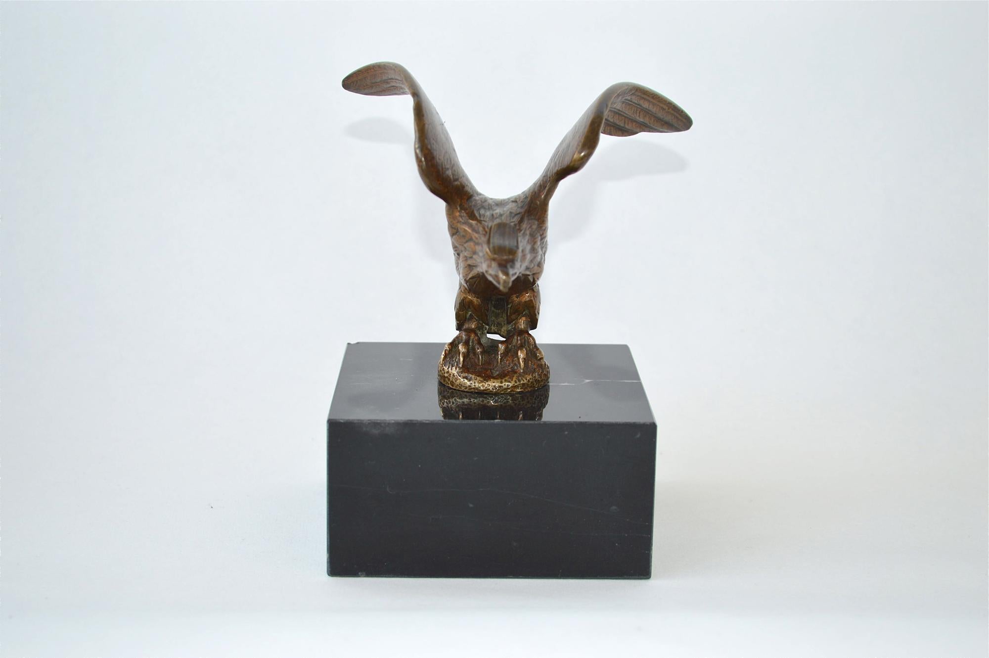 A very nice quality bronze sculpture of an eagle. Made in England and dating from circa 1890. In good and solid condition with one small chip to the marble base at the back.
