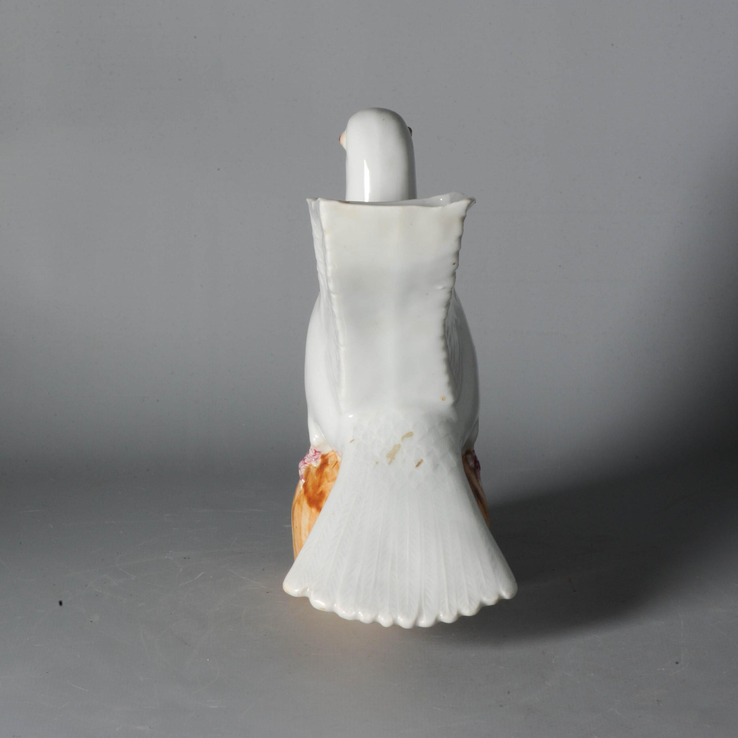 Chinese A Very Nice Spill Vase Qing or Republic Period Cream White Dove Bird For Sale