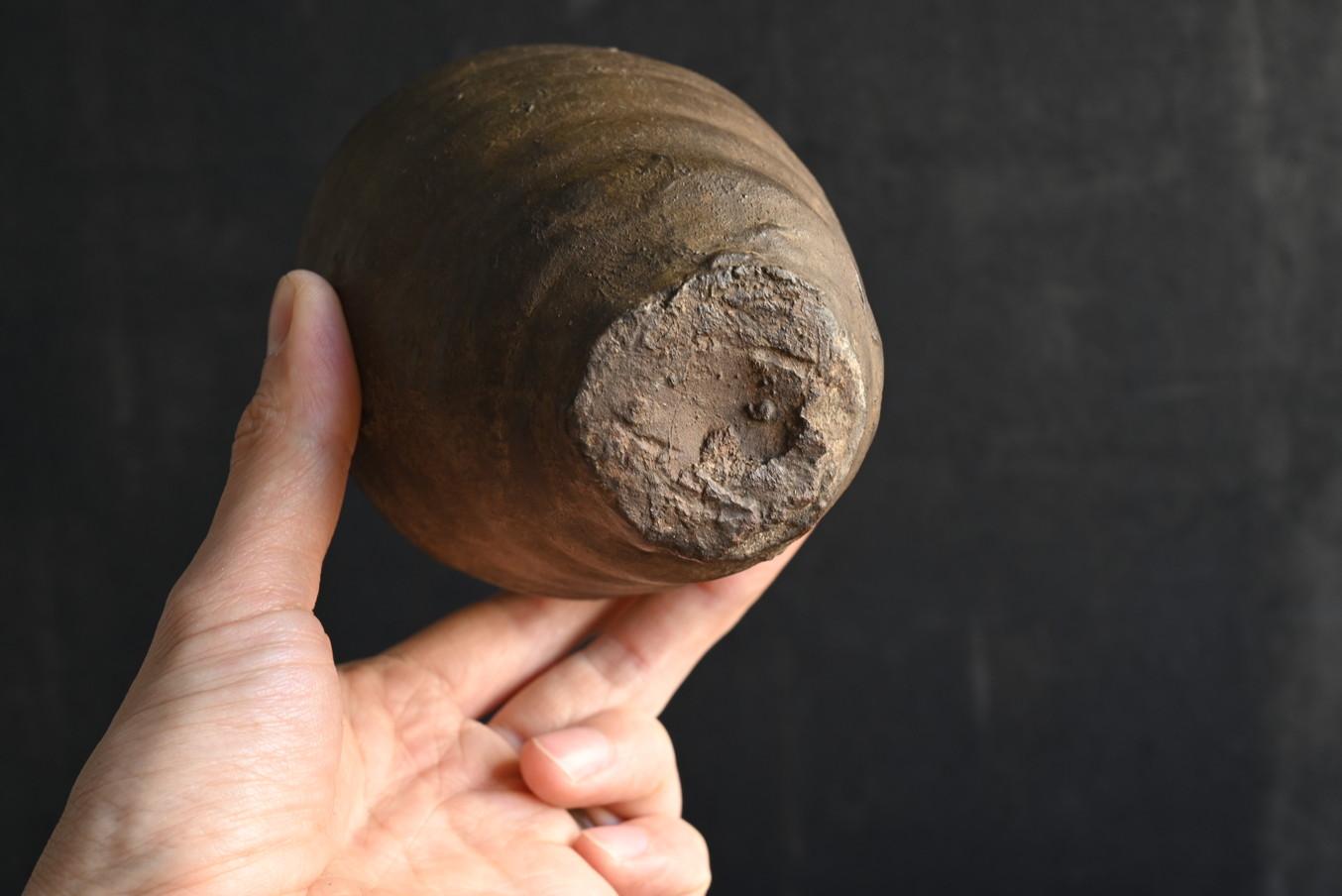 Très ancienne petite jarre en poterie de Chine / 13e au 17e siècle / Vase excavé en vente 6