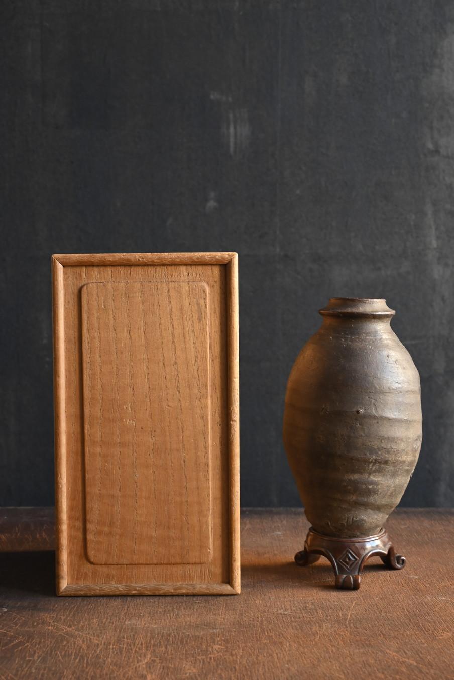 Il s'agit d'une jarre cuite fabriquée dans le sud de la Chine, le nord du Laos ou la région environnante entre le 15e et le 17e siècle.
Sa forme unique a longtemps été appréciée au Japon comme vase à fleurs wabi-sabi pour les ustensiles de la