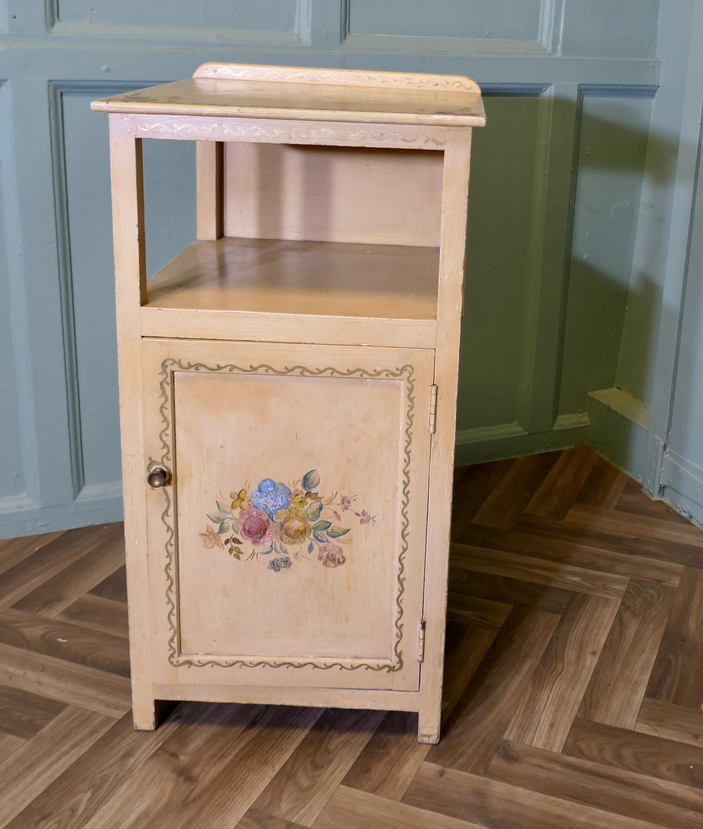 Une très jolie armoire de chevet peinte à la main avec des fleurs
Bonne armoire de chevet en pin, cette petite armoire comporte un placard sous une étagère à livres et une petite galerie haute à l'arrière, l'armoire a été peinte à la main avec des