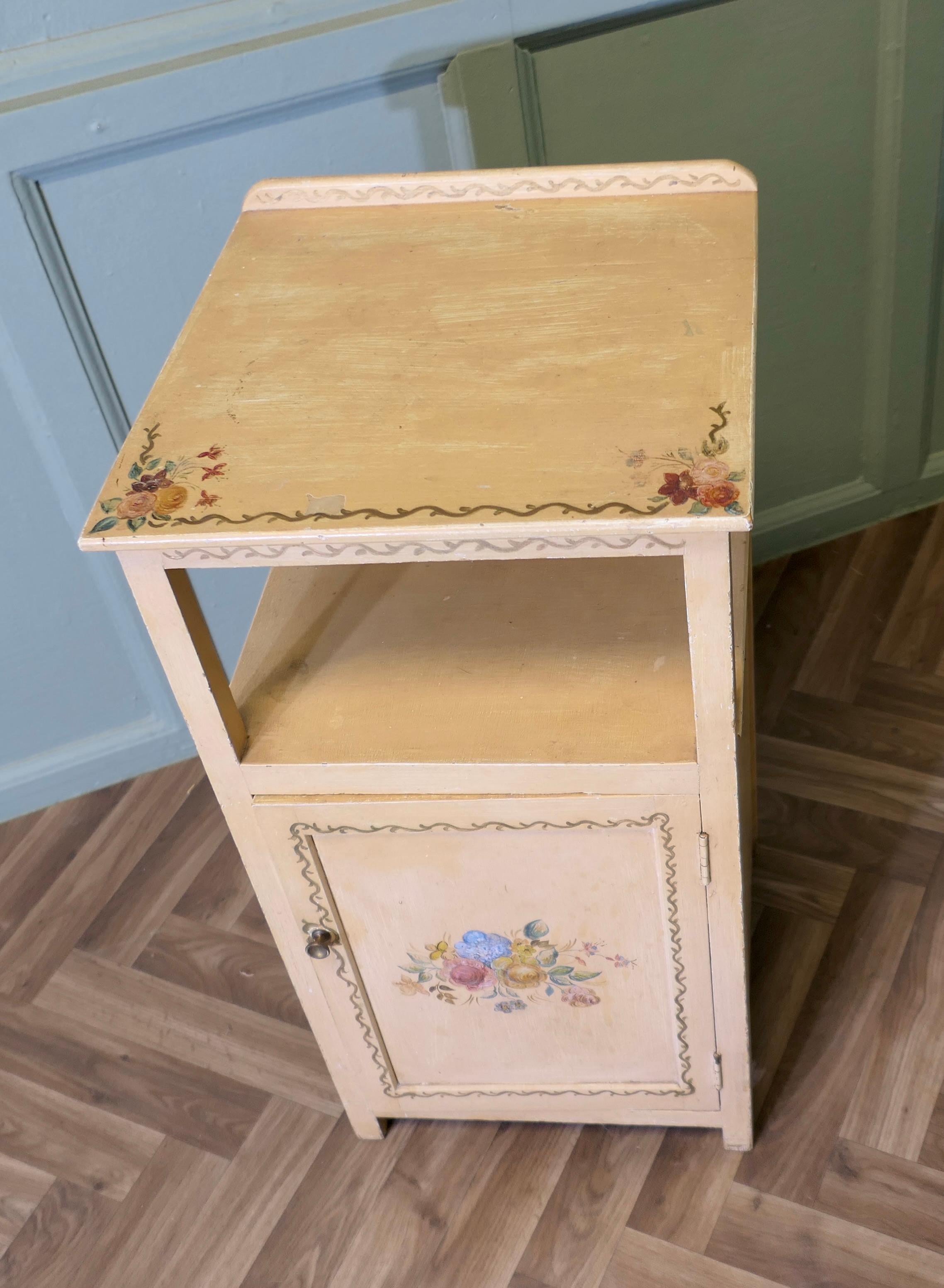 Arts and Crafts Une très jolie armoire de chevet peinte à la main avec des fleurs en vente