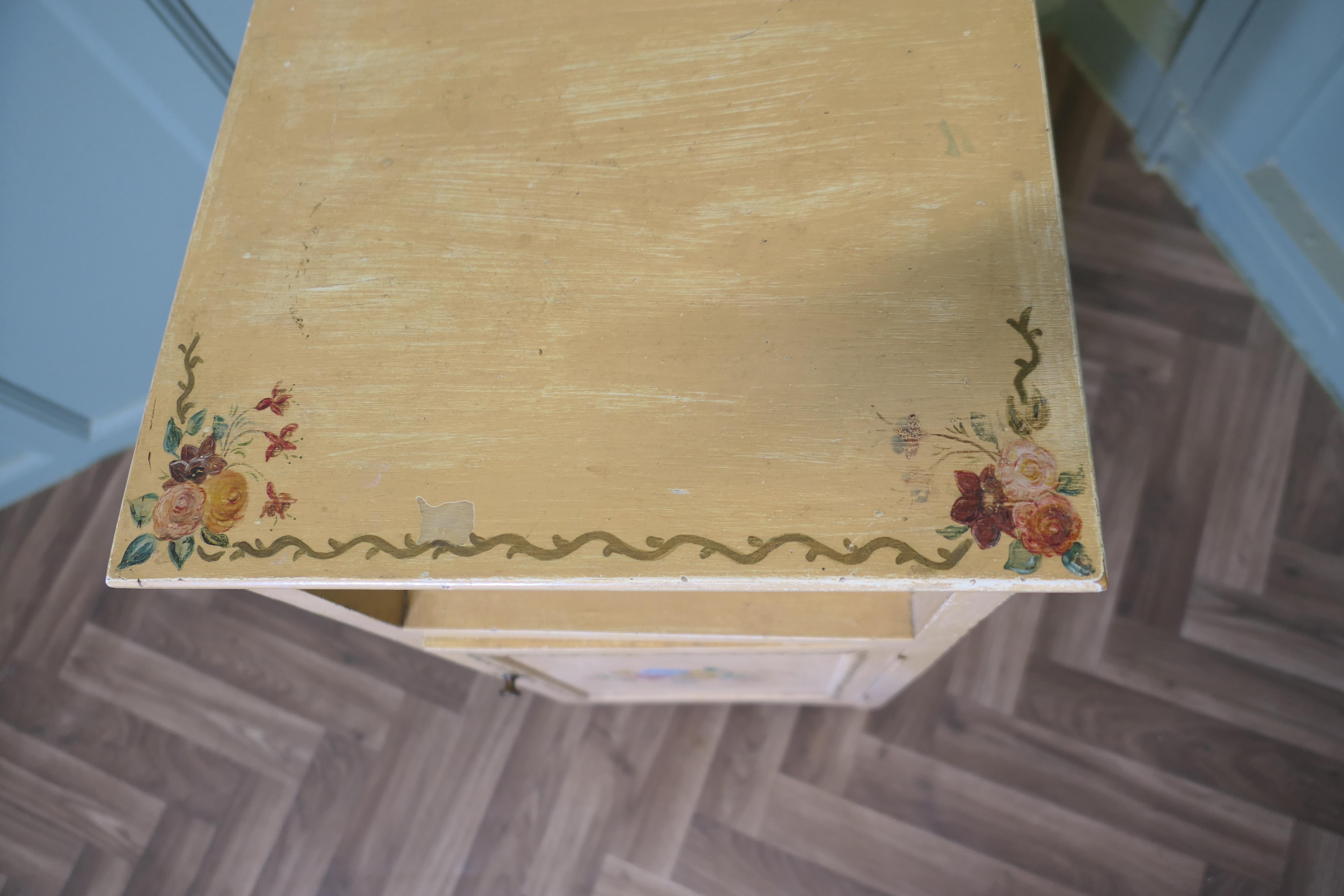 Une très jolie armoire de chevet peinte à la main avec des fleurs Bon état - En vente à Godshill, Isle of Wight