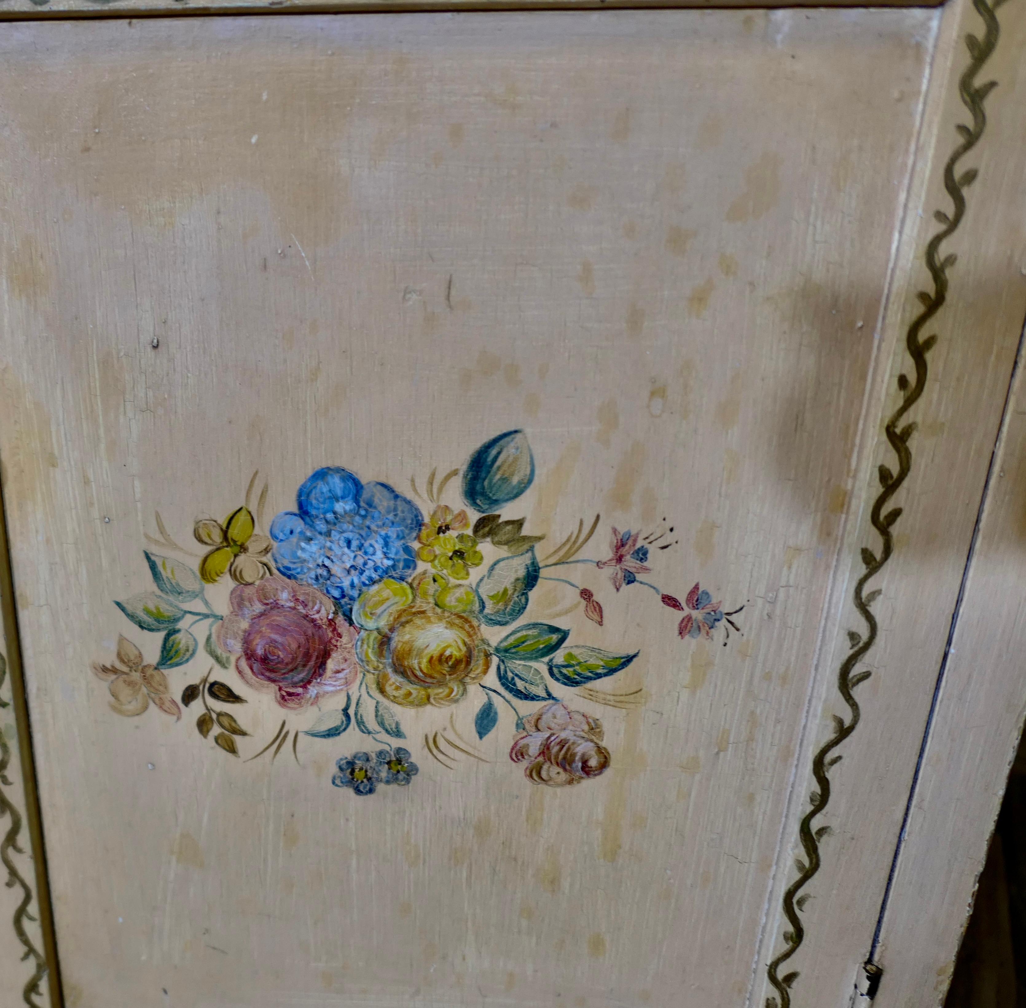 Milieu du XXe siècle Une très jolie armoire de chevet peinte à la main avec des fleurs en vente