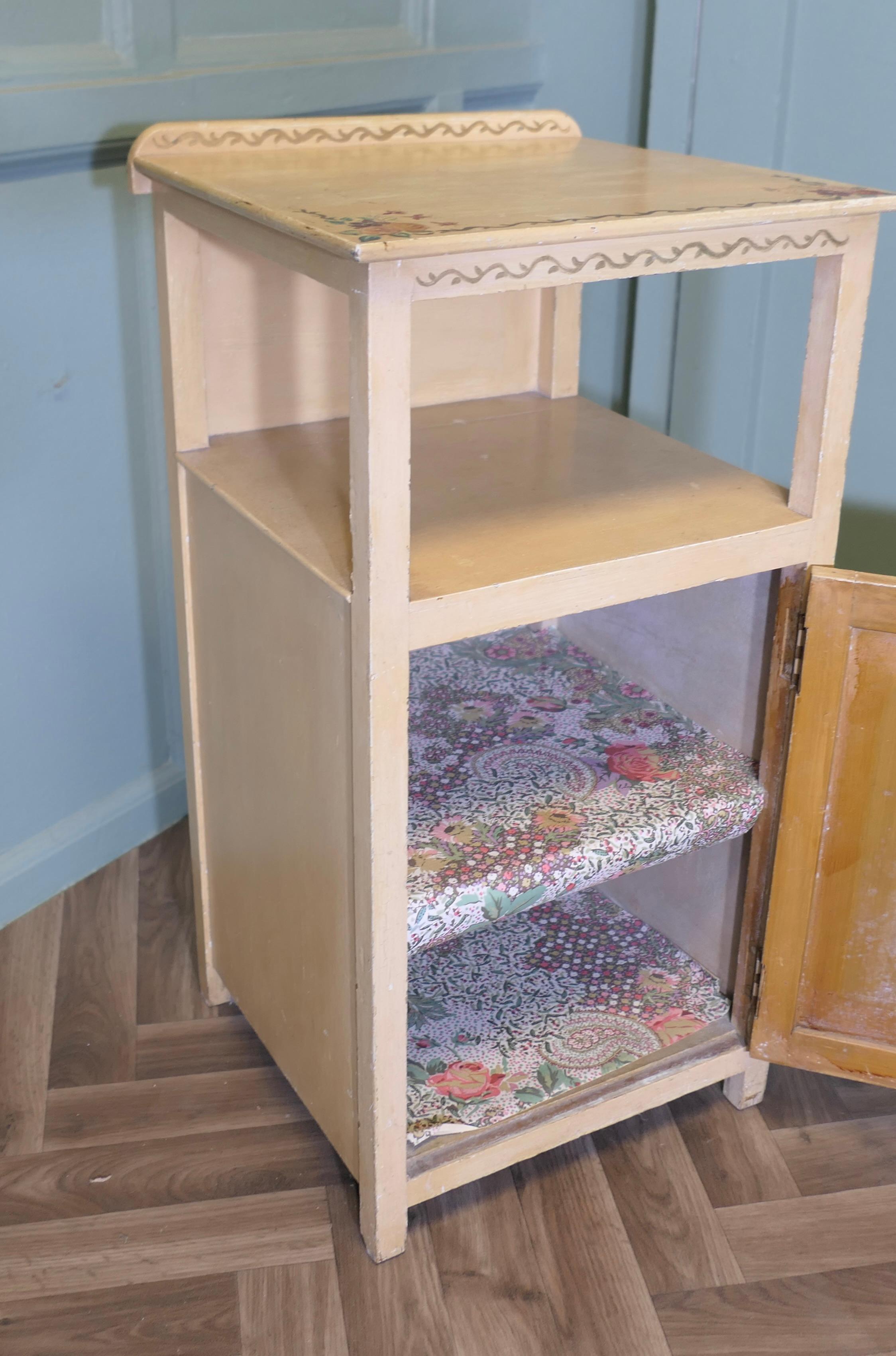 Contreplaqué Une très jolie armoire de chevet peinte à la main avec des fleurs en vente