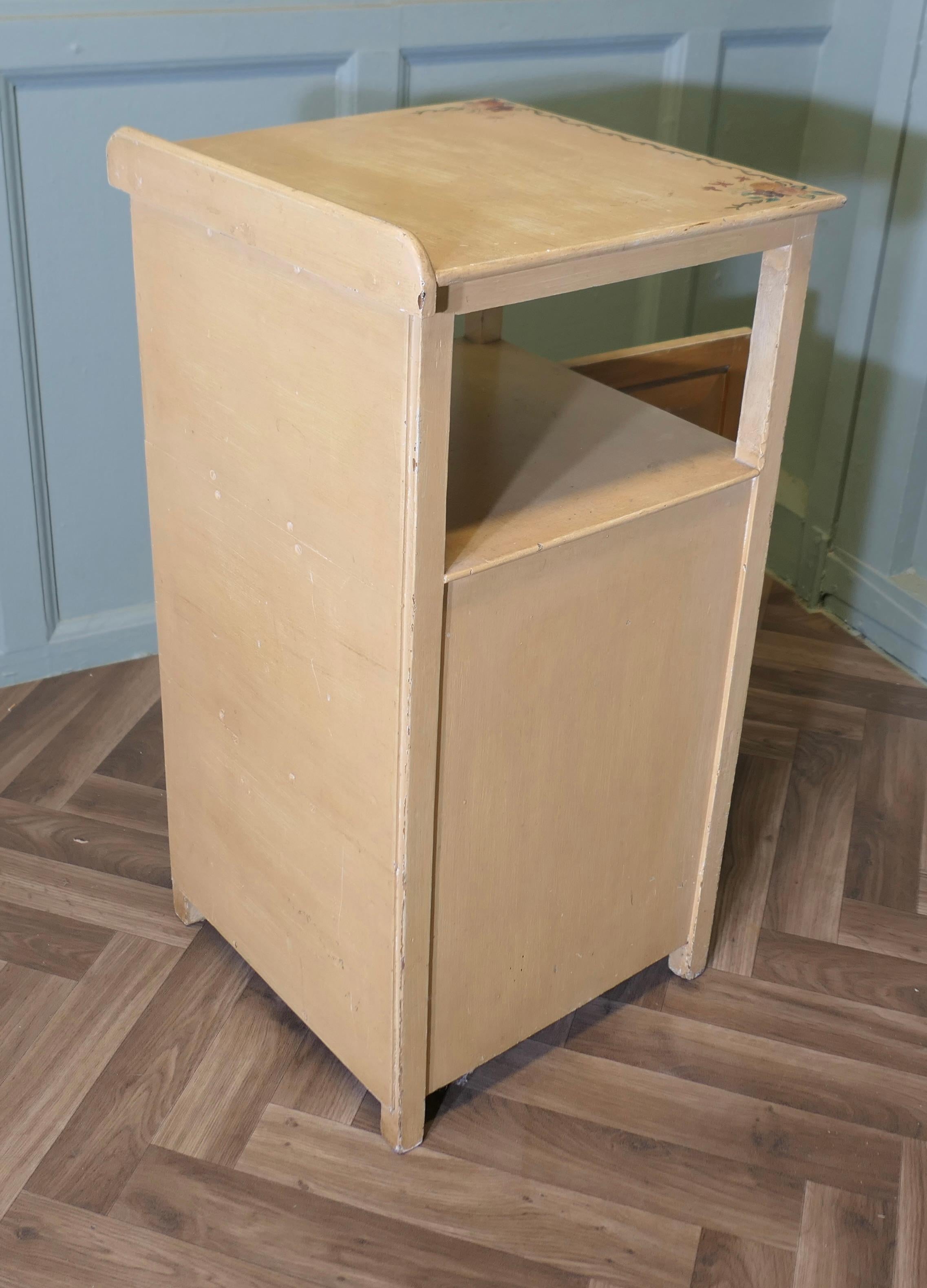 Une très jolie armoire de chevet peinte à la main avec des fleurs en vente 1