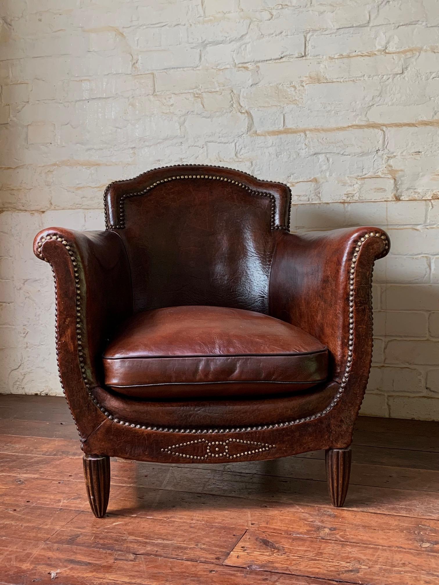 Una Silla Club de Piel Francesa Muy Bonita Modelo Normandía Circa Años 20 en venta 3