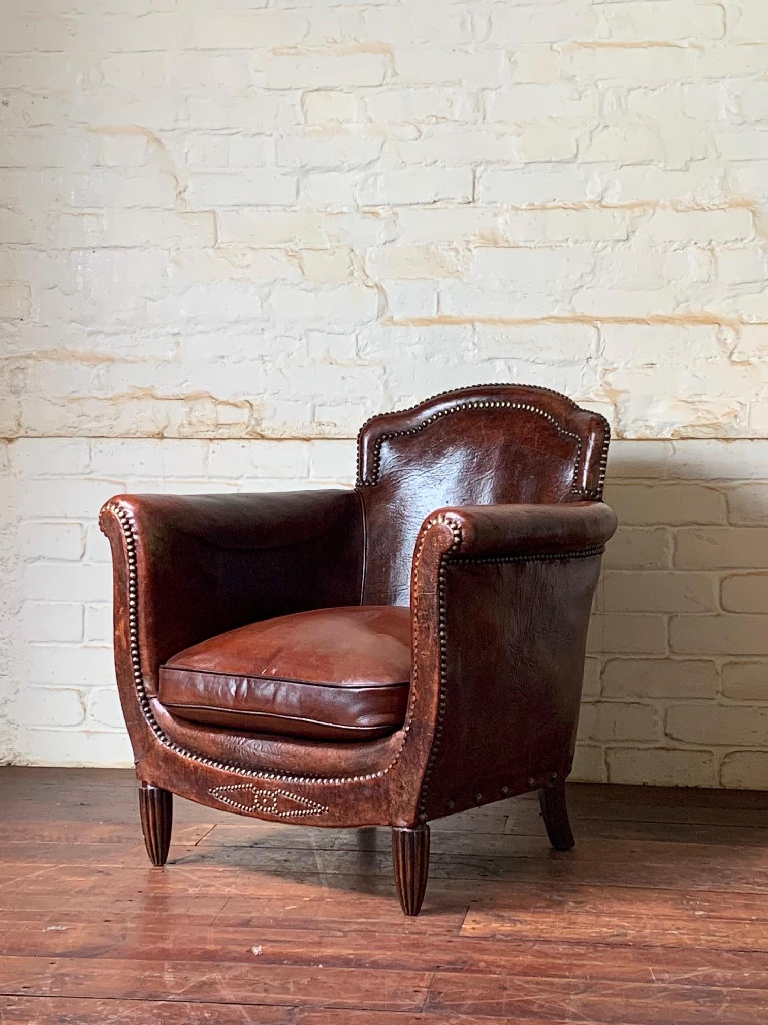 Una Silla Club de Piel Francesa Muy Bonita Modelo Normandía Circa Años 20 Francés en venta
