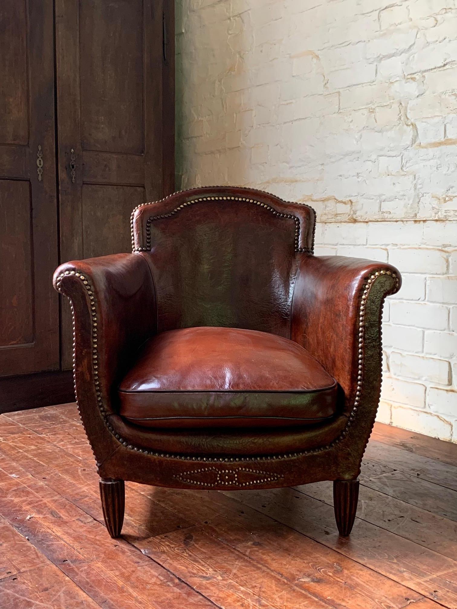 Una Silla Club de Piel Francesa Muy Bonita Modelo Normandía Circa Años 20 siglo XX en venta