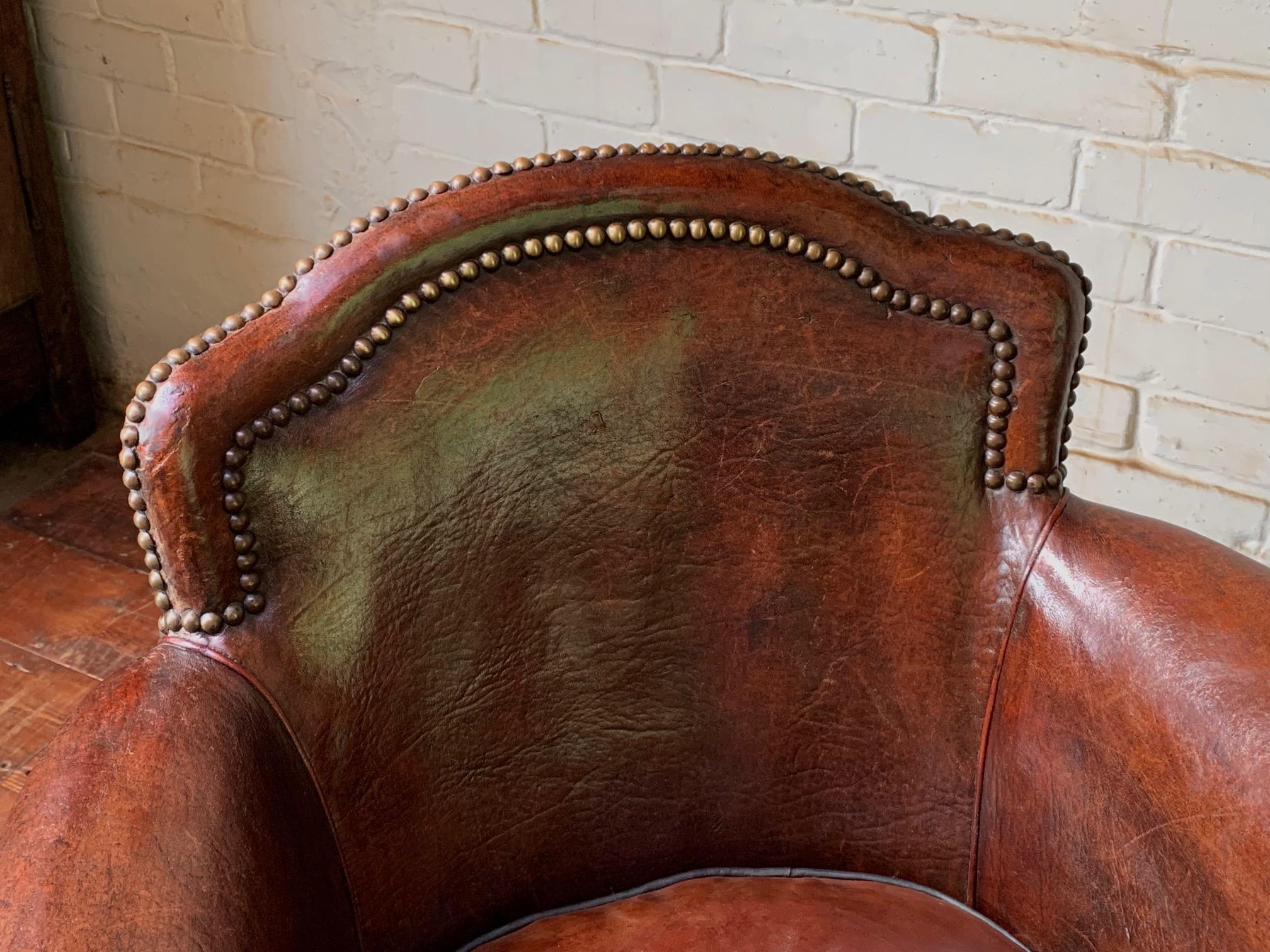 Una Silla Club de Piel Francesa Muy Bonita Modelo Normandía Circa Años 20 Cuero en venta