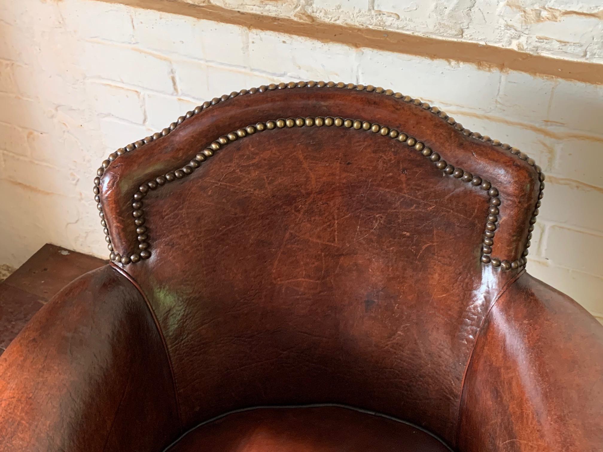 Una Silla Club de Piel Francesa Muy Bonita Modelo Normandía Circa Años 20 en venta 1