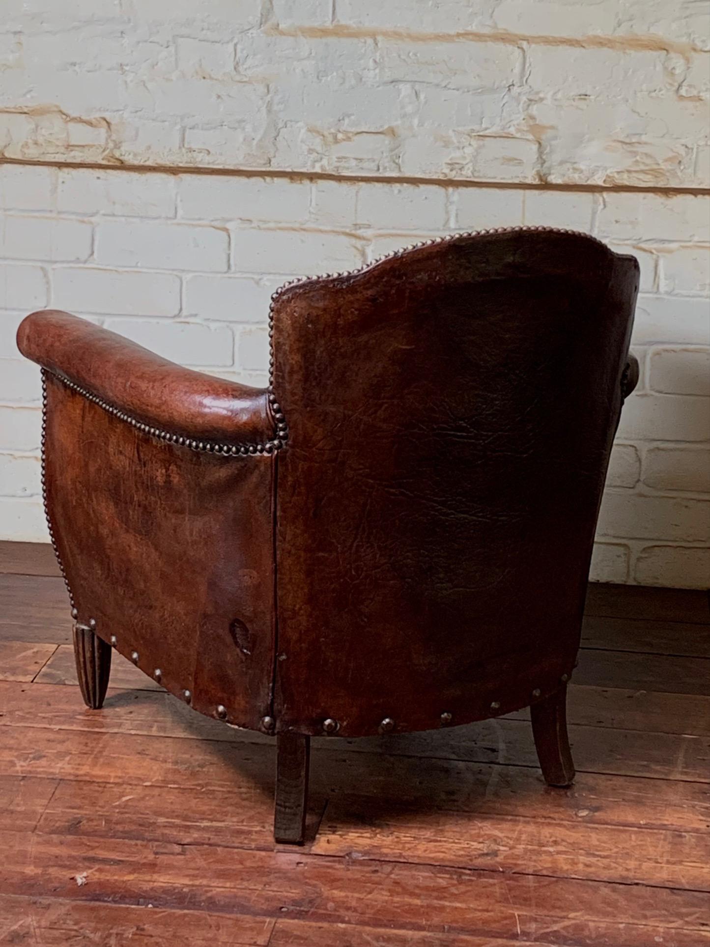 Una Silla Club de Piel Francesa Muy Bonita Modelo Normandía Circa Años 20 en venta 2