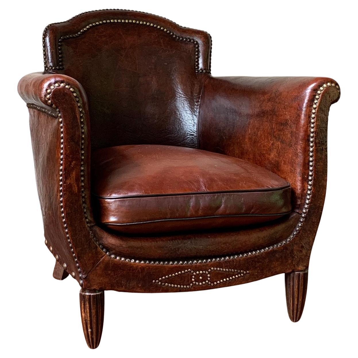 Una Silla Club de Piel Francesa Muy Bonita Modelo Normandía Circa Años 20 en venta