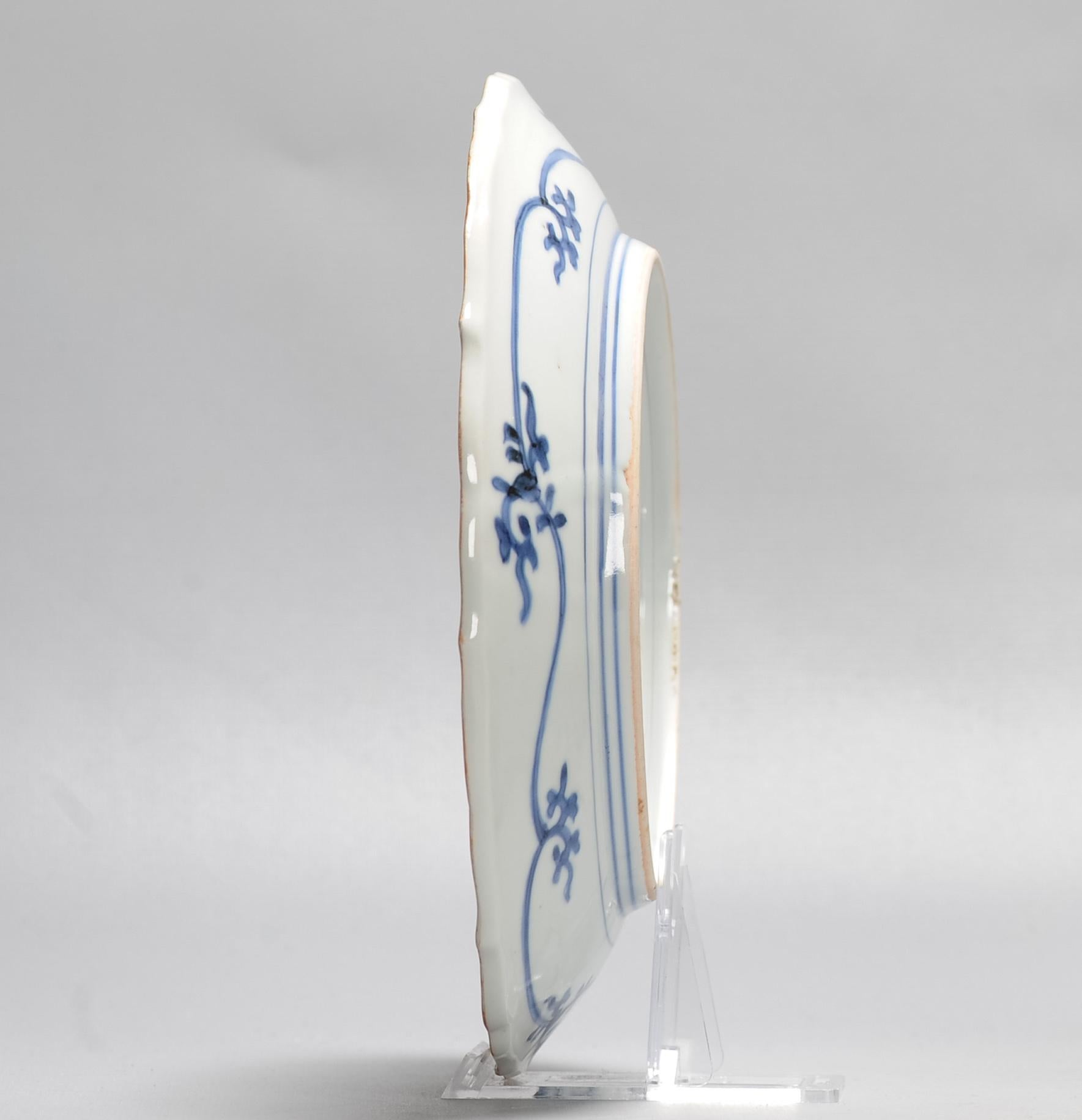 A very rare 17C Edo period Kakiemon Dish Porcelain Fuku Mark Dish Blue and White For Sale 1