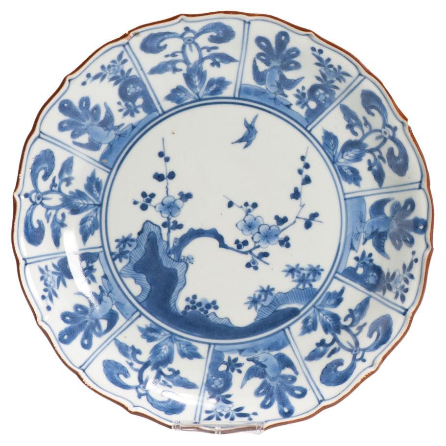 Très rare plat kakiemon en porcelaine bleu et blanc de la période Edo du 17e siècle