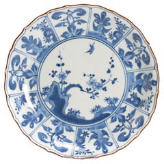 Très rare plat kakiemon en porcelaine bleu et blanc de la période Edo du 17e siècle
