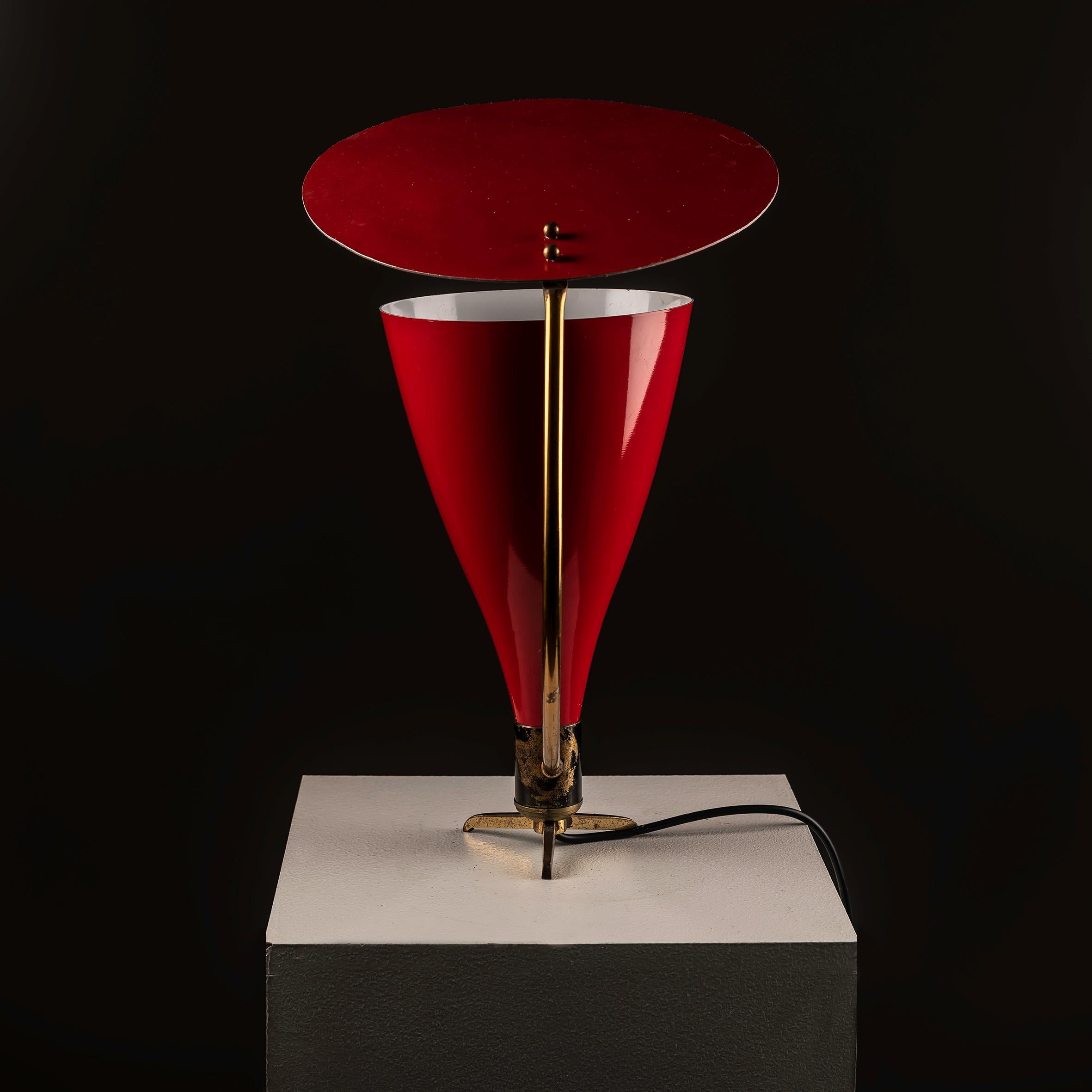 Lacquered A very rare 1950s Italian table lamp in the style of Stilnovo
