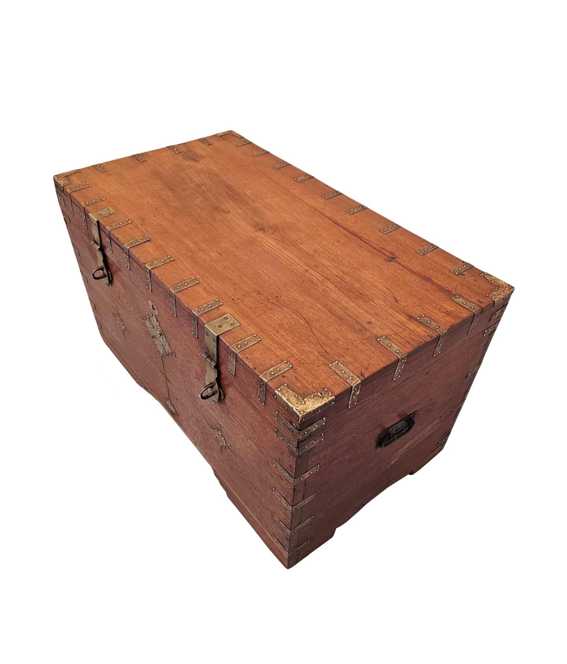  A Very Rare 19th Century Anglo Indian Travelling Trunk In Good Condition For Sale In Dublin, IE