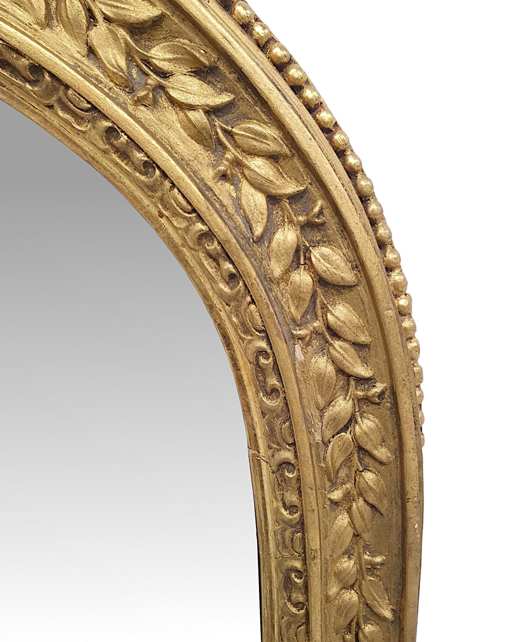 Ein sehr seltener vergoldeter Ankleide- oder Anlegespiegel des 19. Jahrhunderts mit schmalen und hohen Proportionen und außergewöhnlicher Qualität.  Die Spiegelglasplatte befindet sich in einem fein handgeschnitzten, profilierten und geriffelten