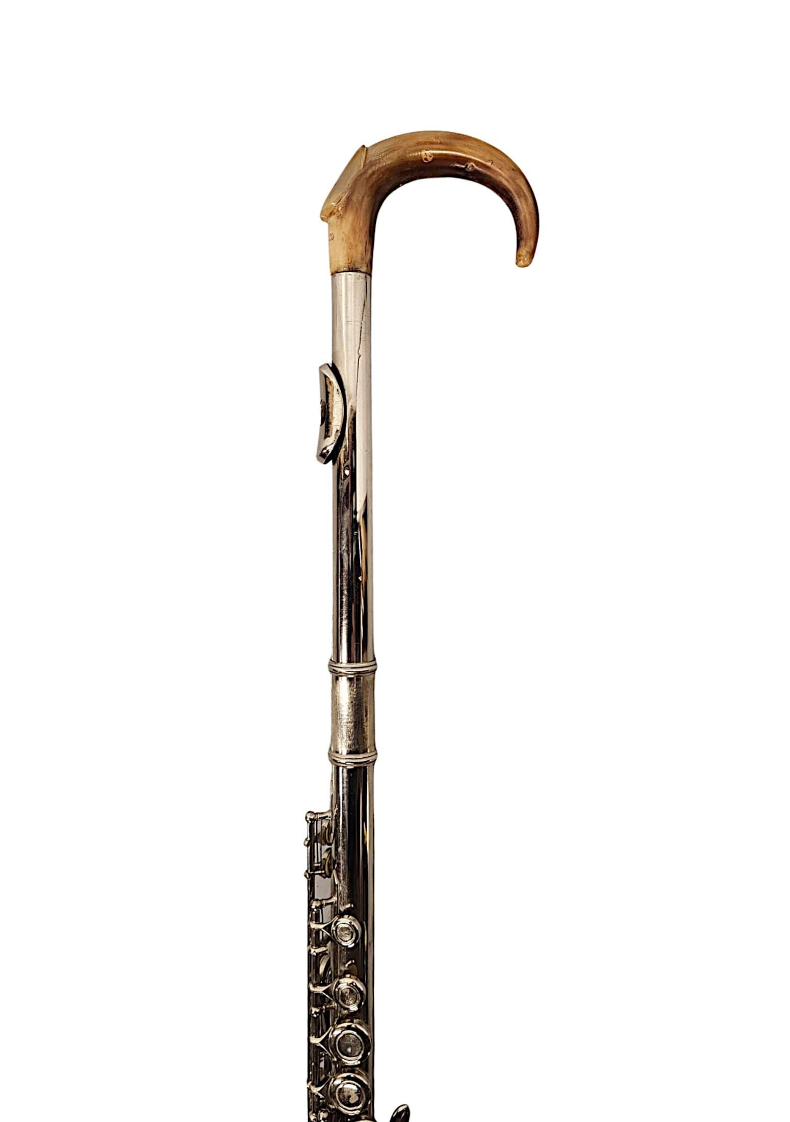 Très rare canne de flûte à godets du XIXe siècle, bien figurée, en chrome et en bois d'une qualité exceptionnelle, magnifiquement sculptée à la main, avec une patine et un grain riches.  L'élégante poignée incurvée en os est surmontée d'une